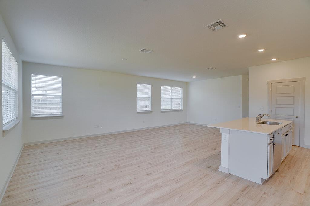 14305 Mcarthur Dr Property Photo 4