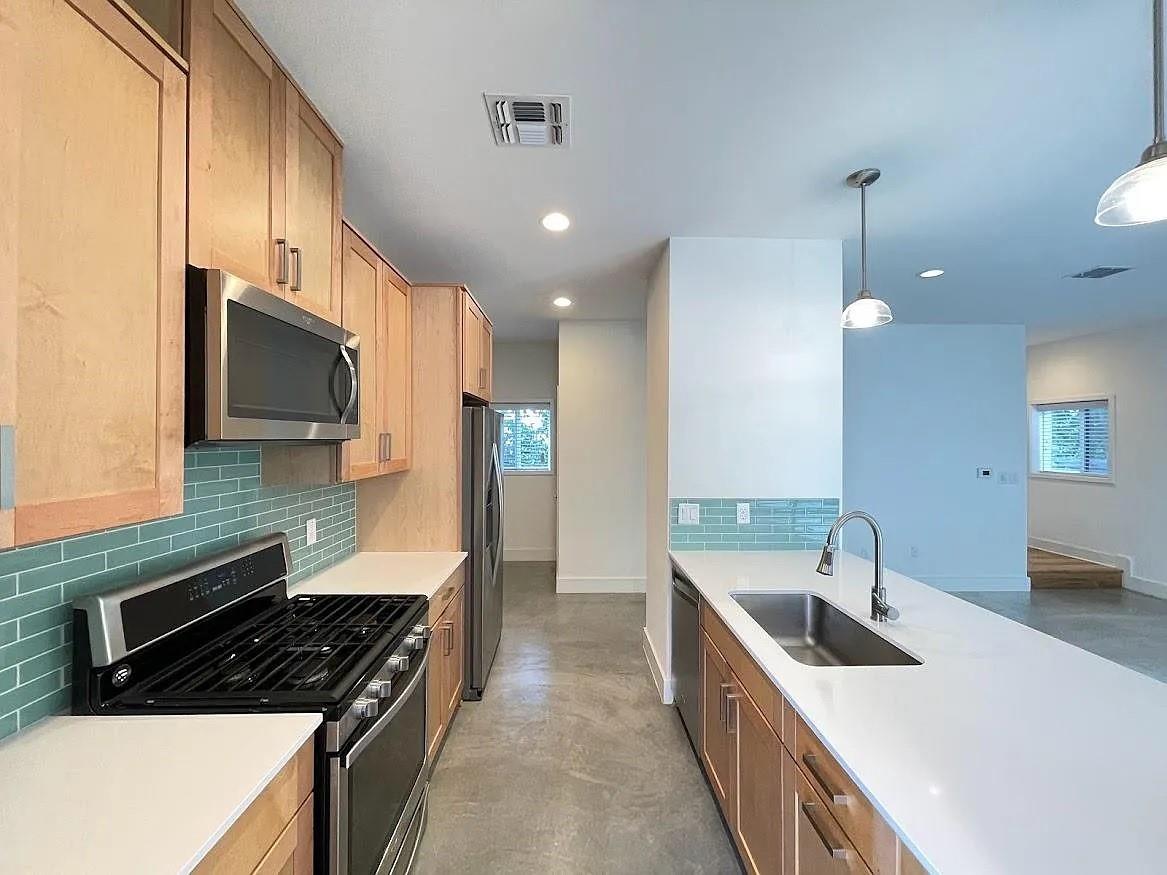 2101 Montopolis Dr #20 Property Photo 2