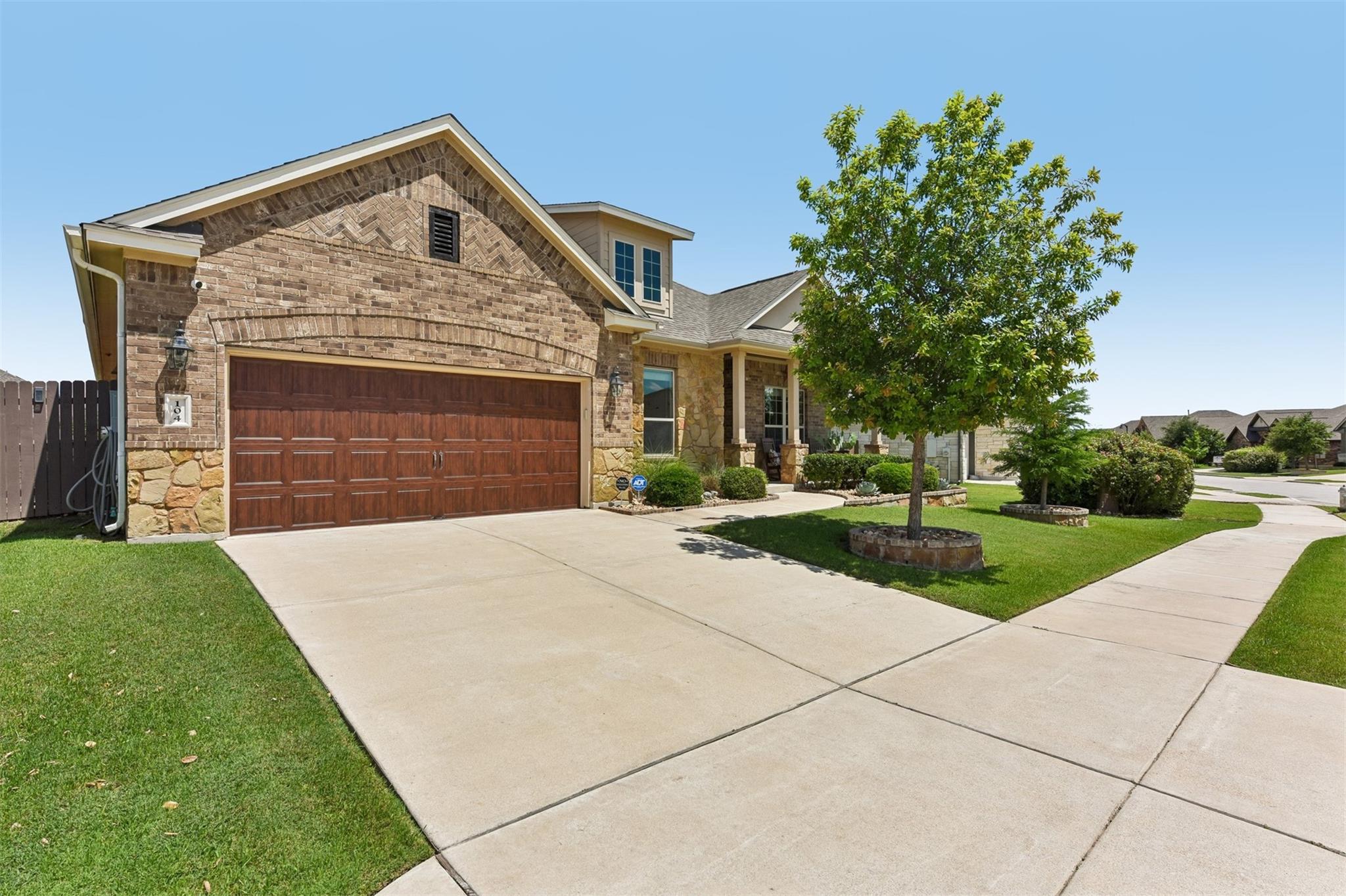 104 Skylark Ln Property Photo 2