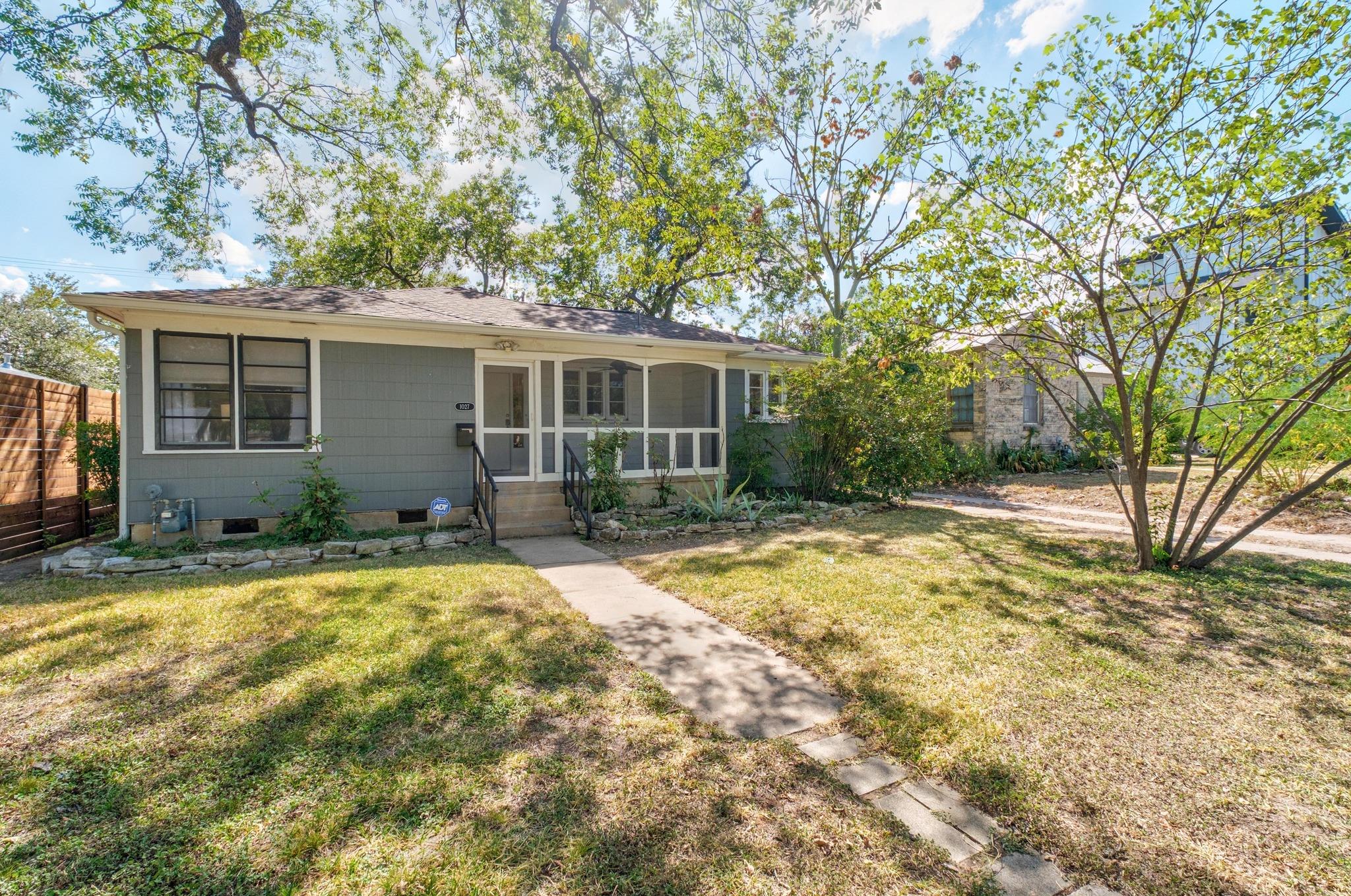 1027 E 43rd St Property Photo 1