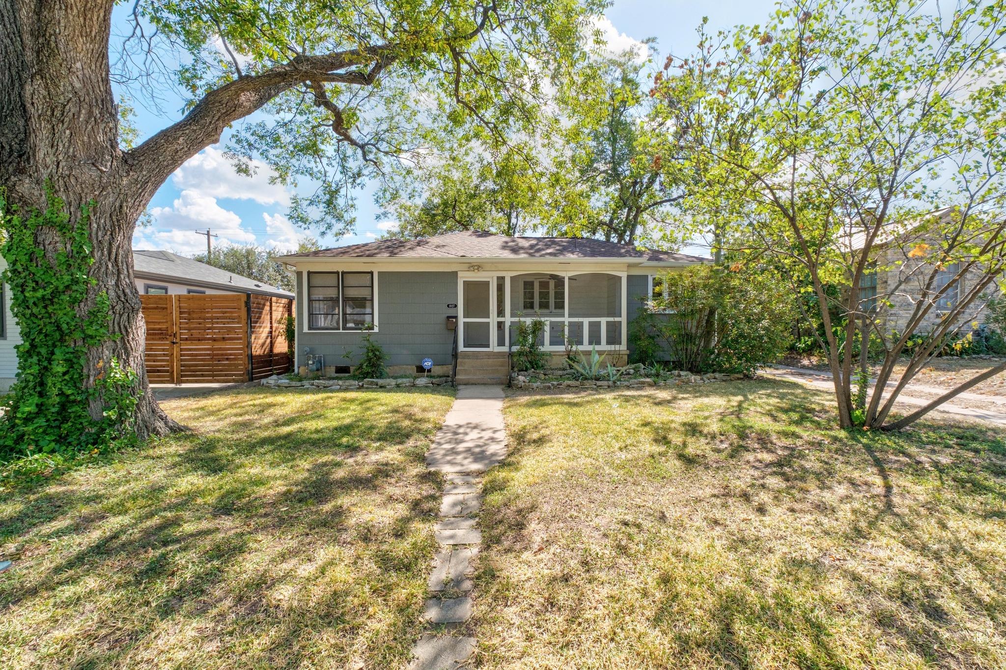 1027 E 43rd St Property Photo 5