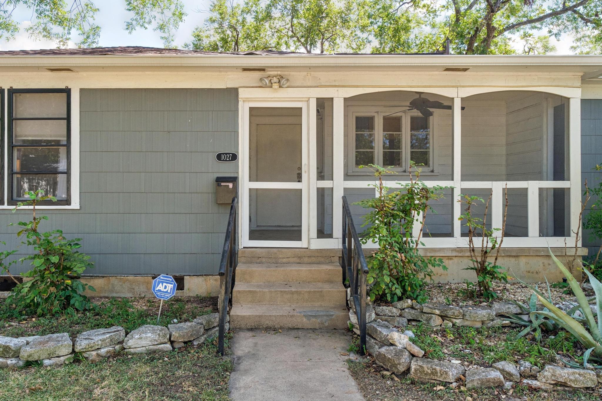 1027 E 43rd St Property Photo 6