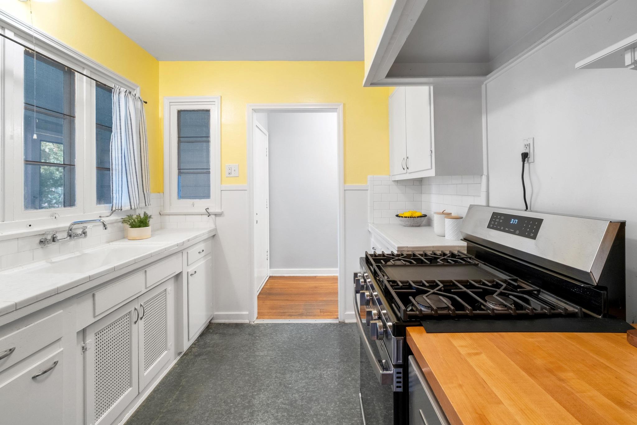 1027 E 43rd St Property Photo 12