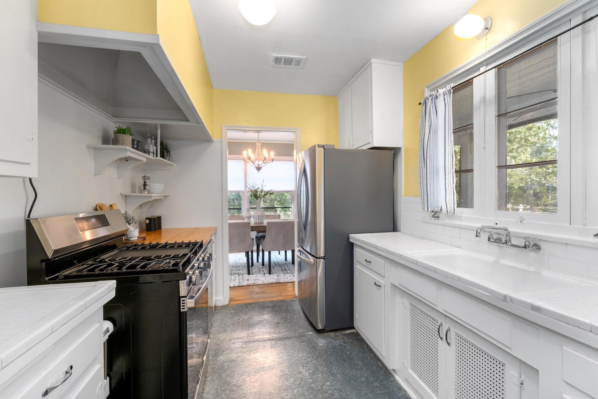 1027 E 43rd St Property Photo 14