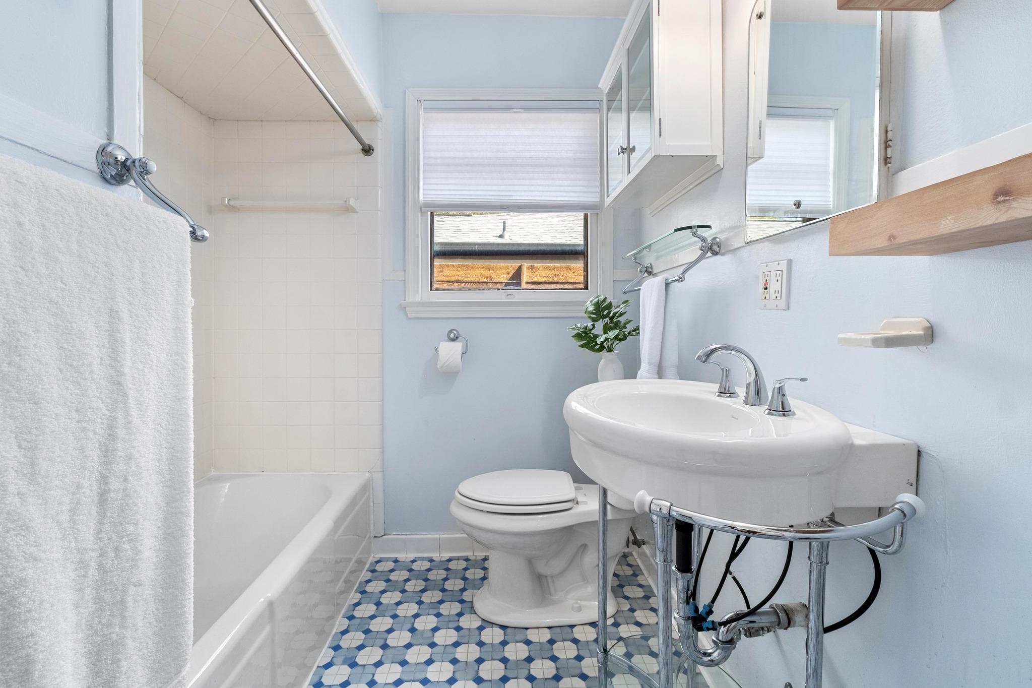 1027 E 43rd St Property Photo 24