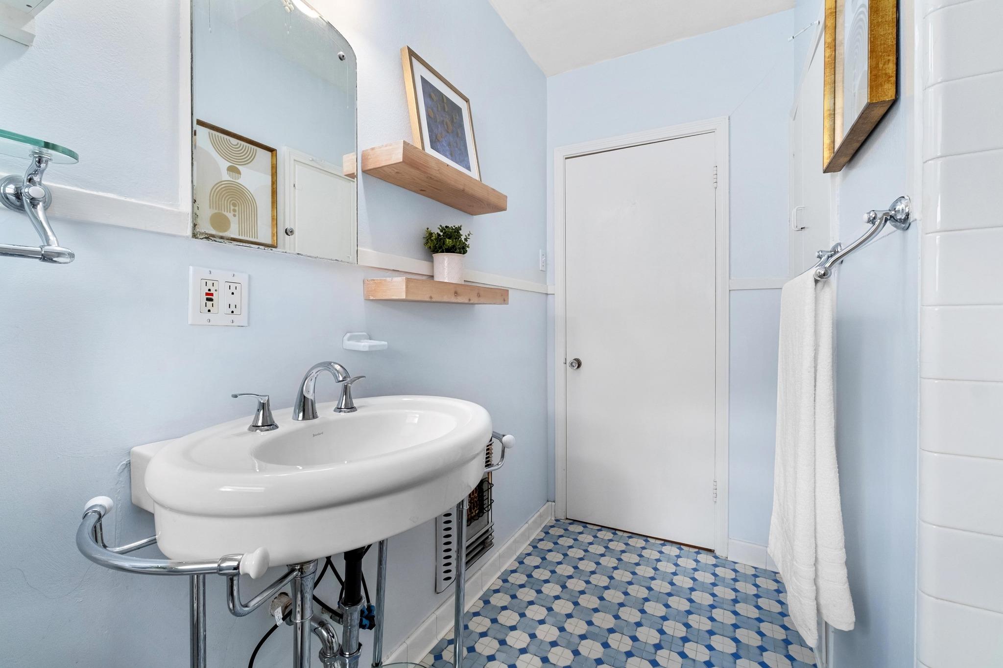 1027 E 43rd St Property Photo 25