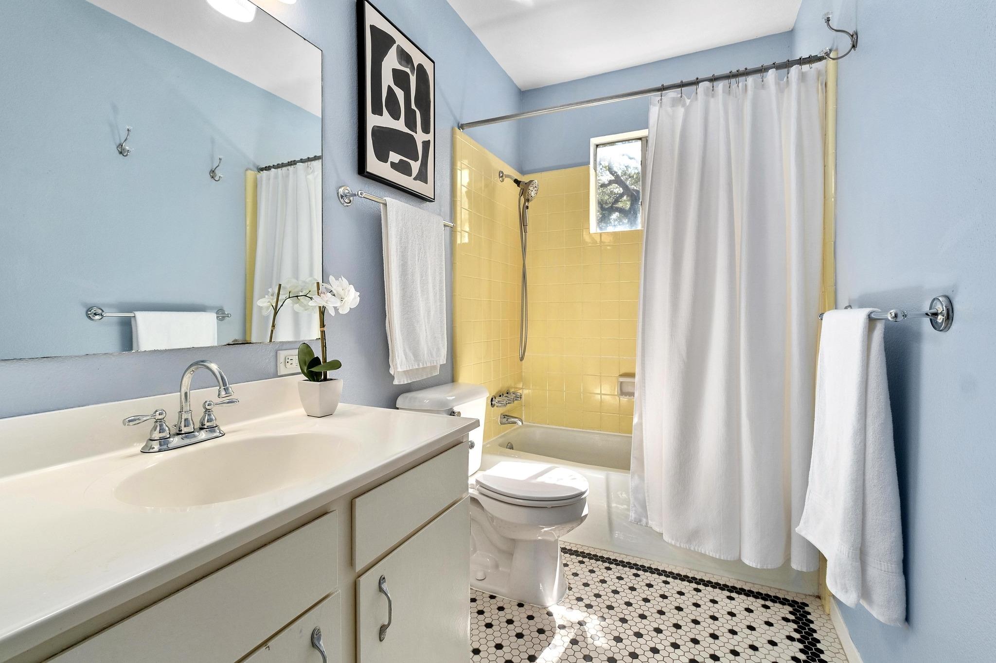 1027 E 43rd St Property Photo 29