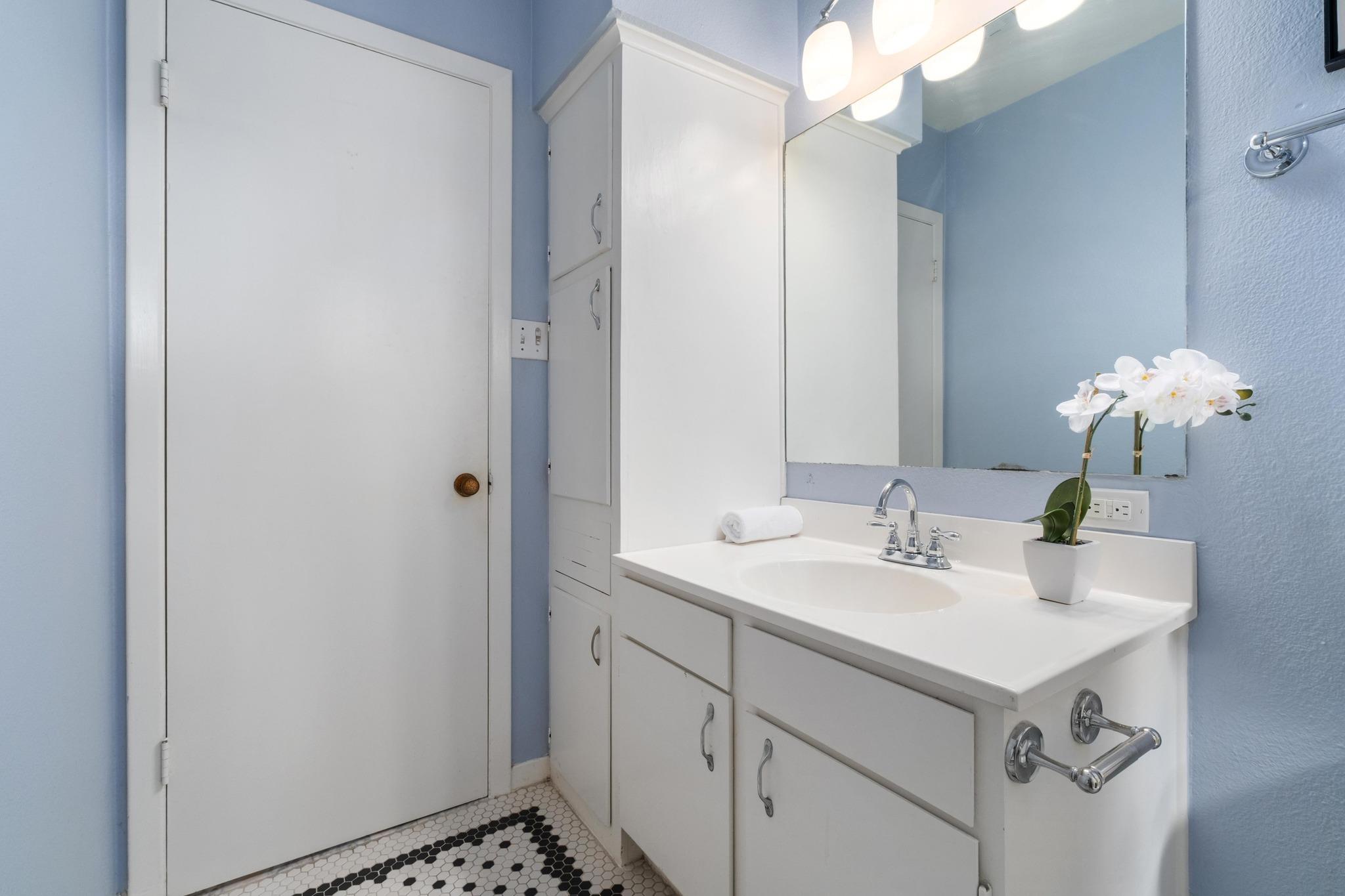 1027 E 43rd St Property Photo 30