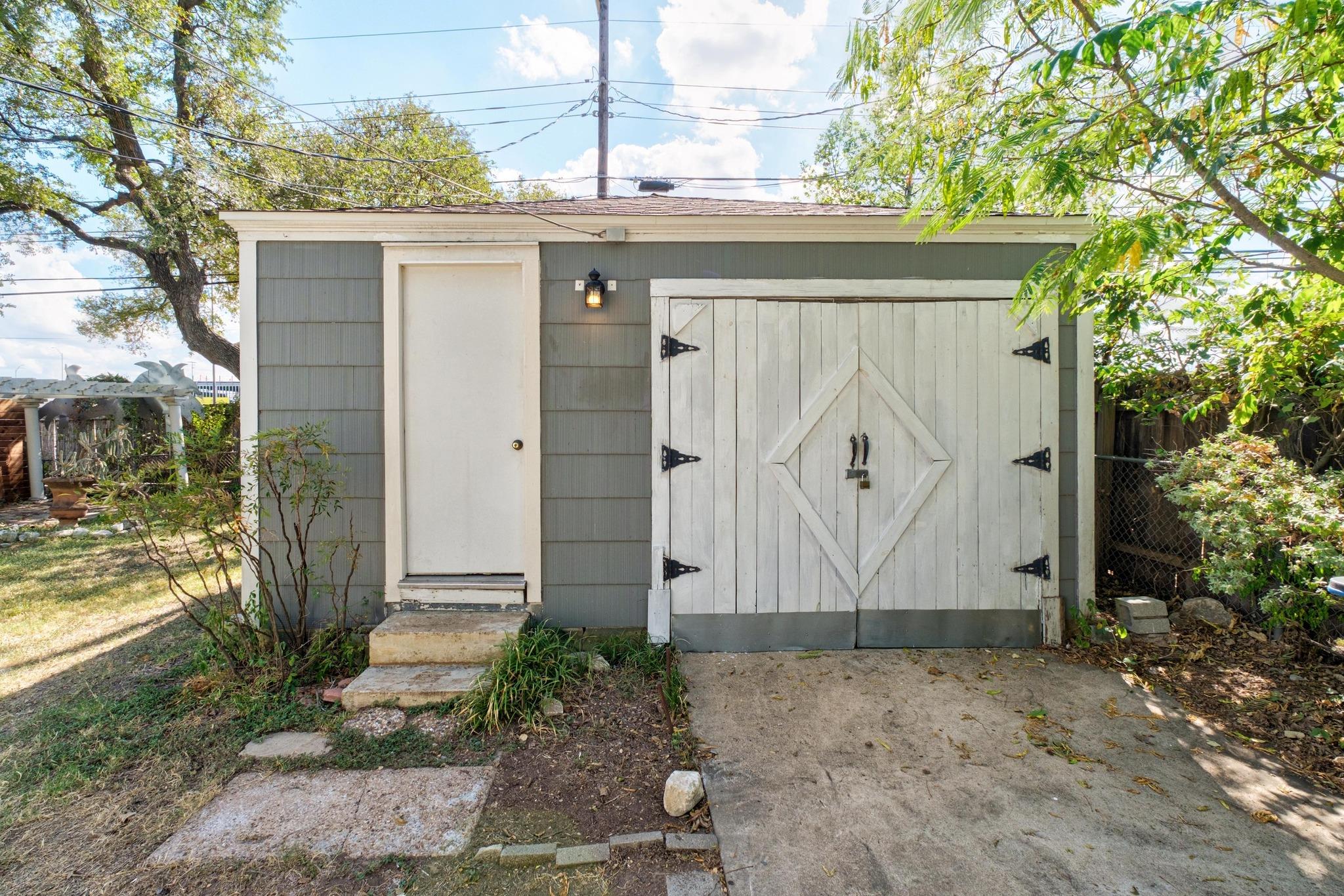 1027 E 43rd St Property Photo 33