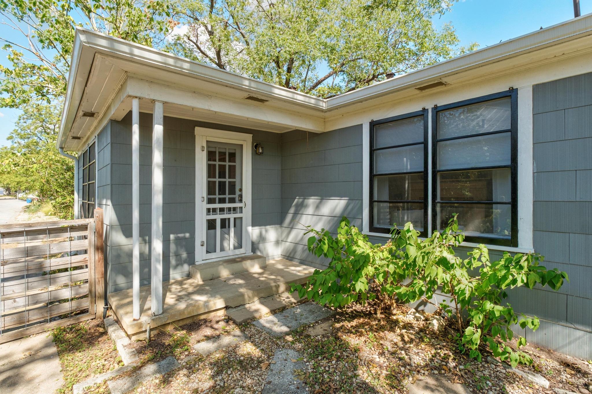 1027 E 43rd St Property Photo 35