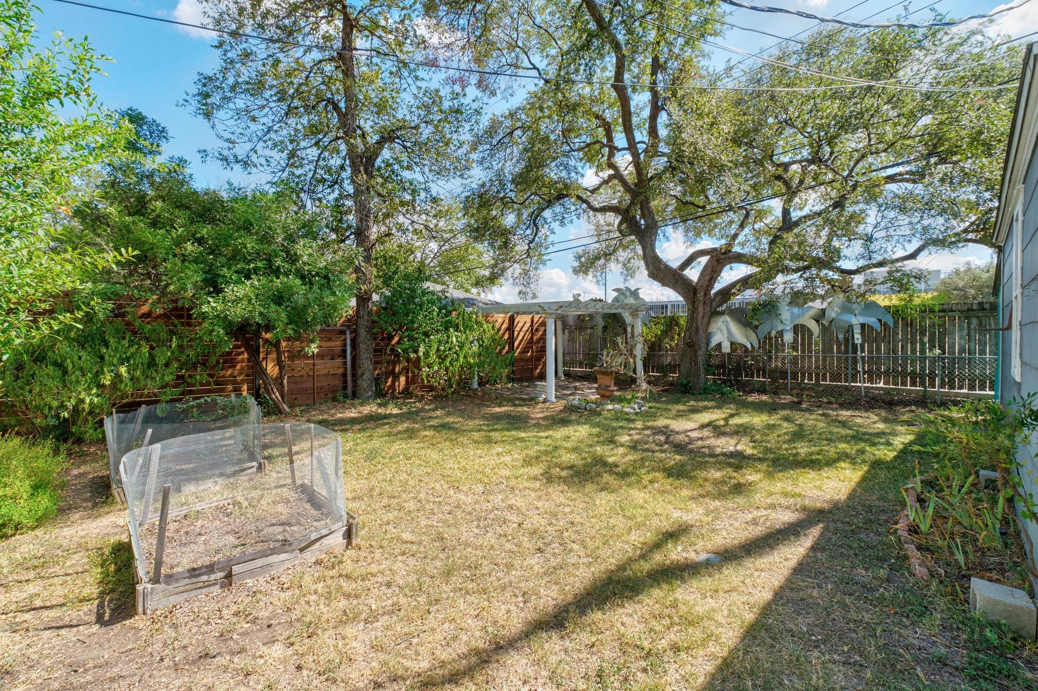 1027 E 43rd St Property Photo 37