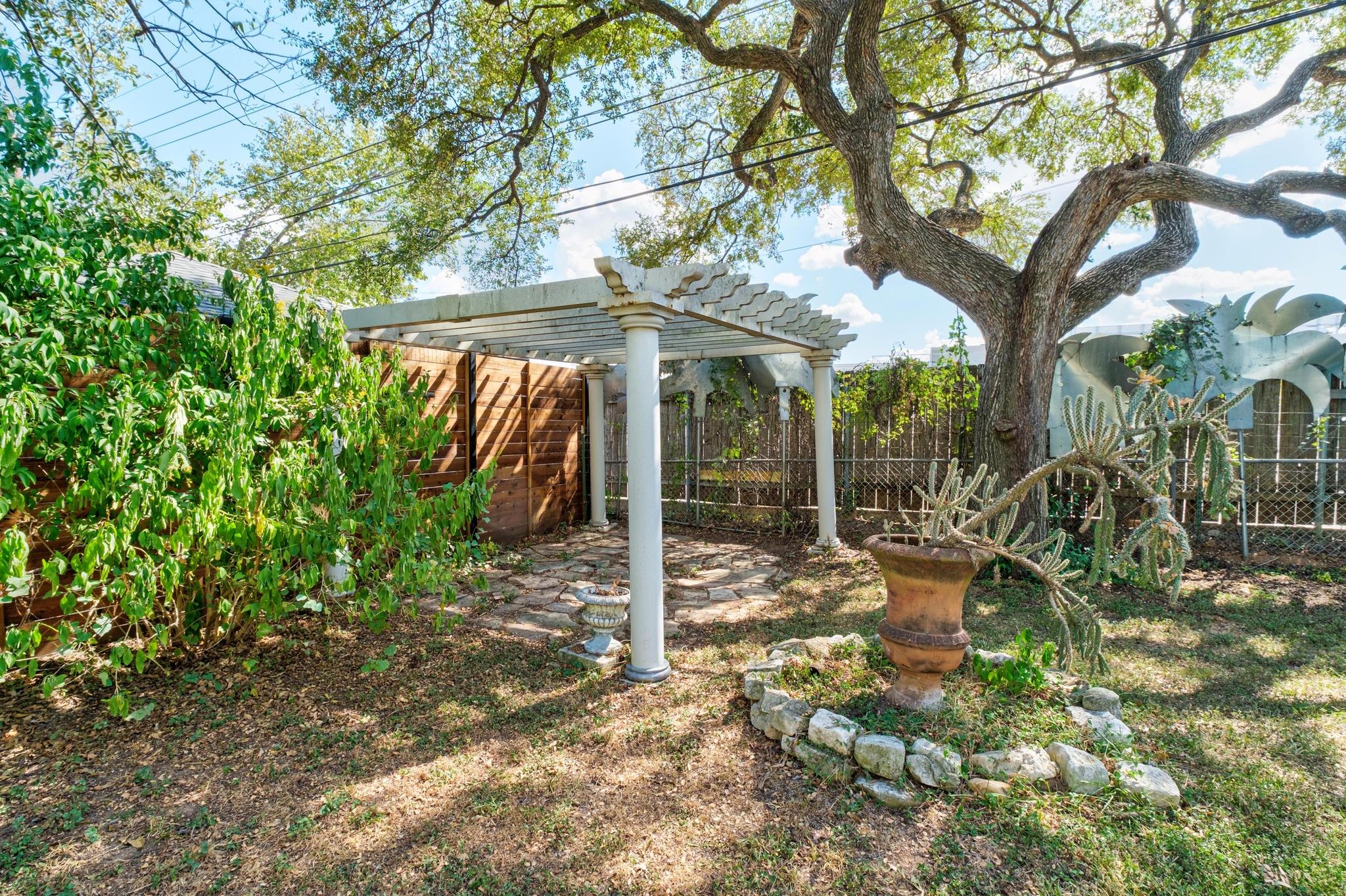 1027 E 43rd St Property Photo 38