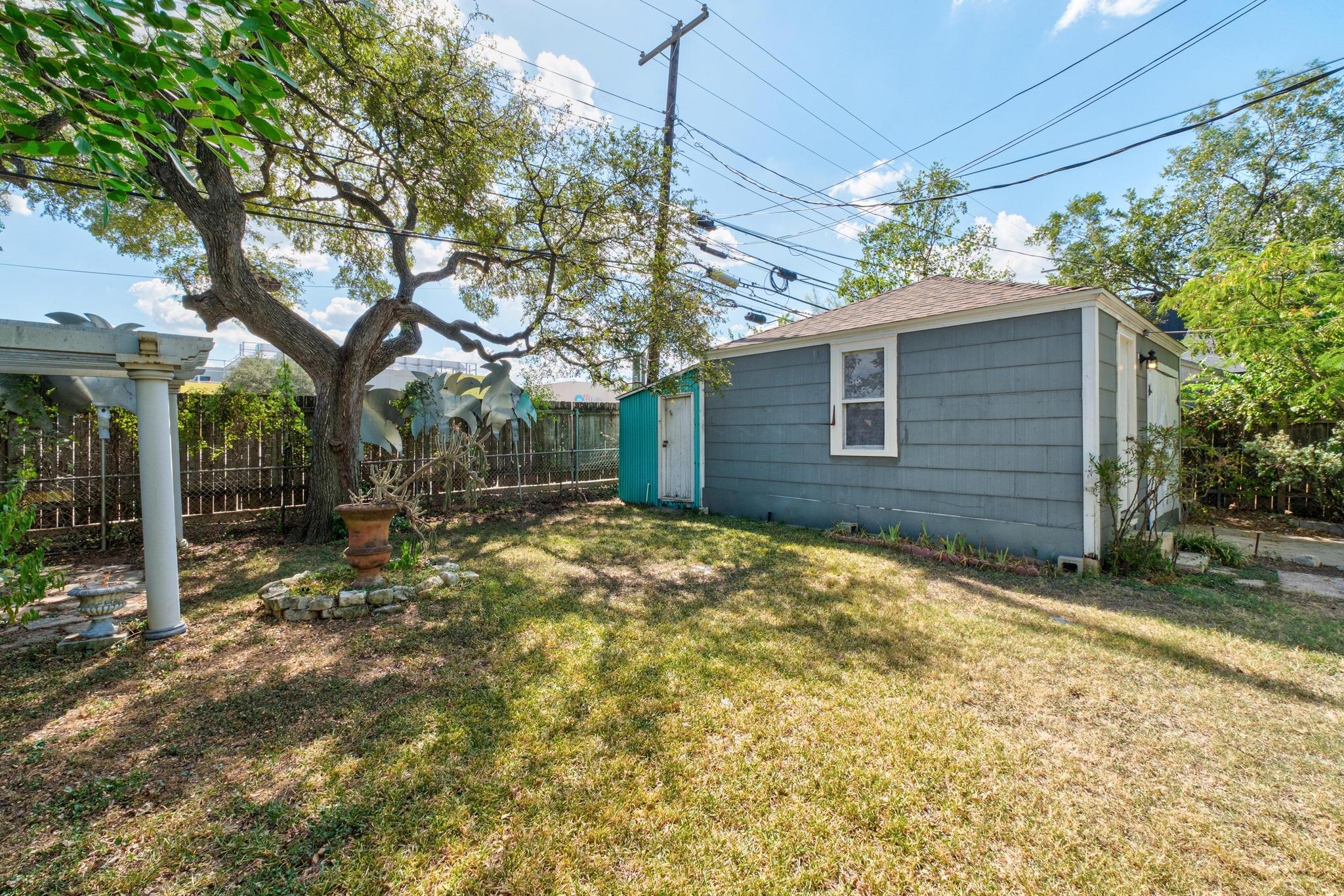 1027 E 43rd St Property Photo 39