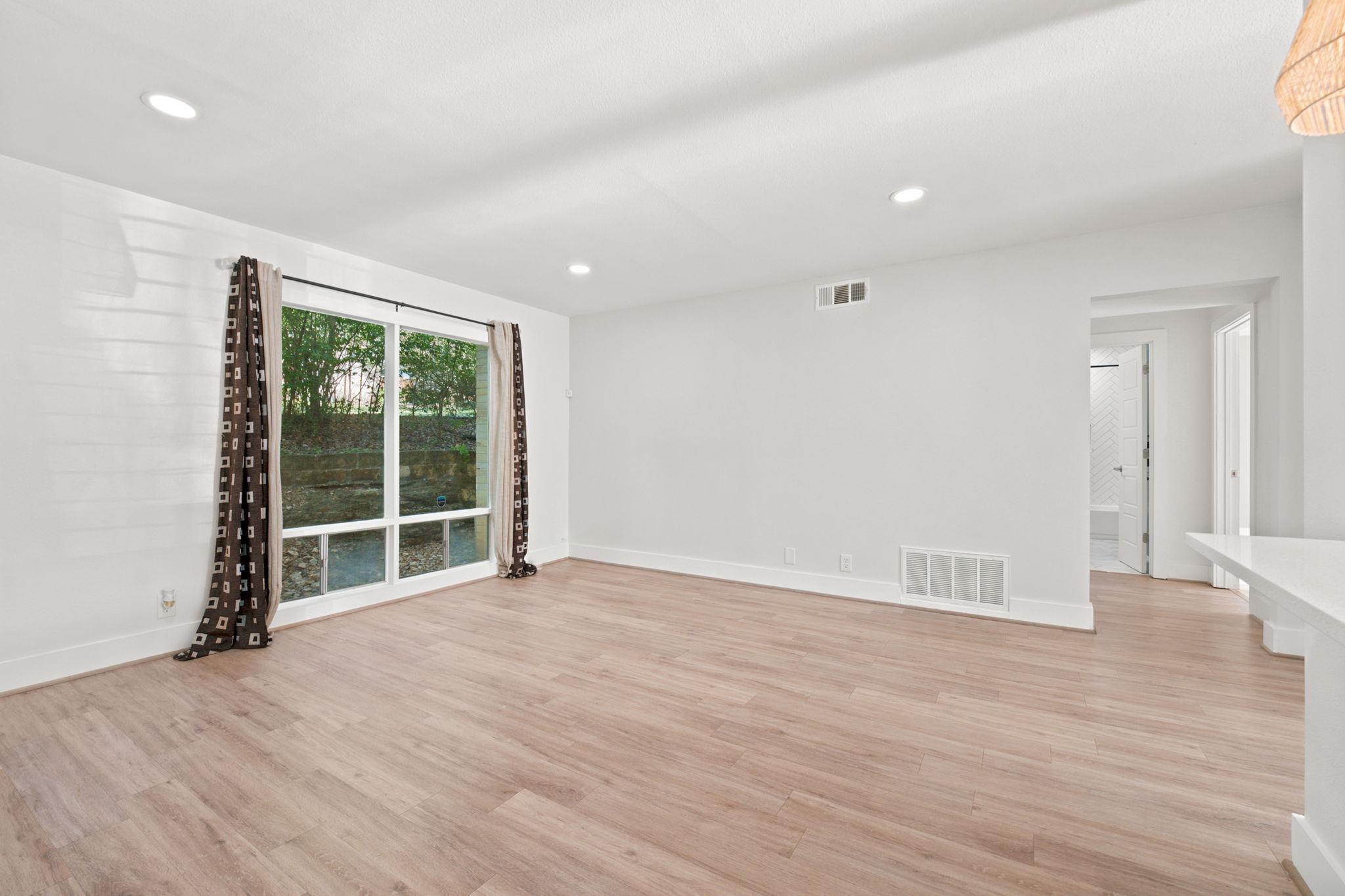 5332 Balcones Dr #b Property Photo 6