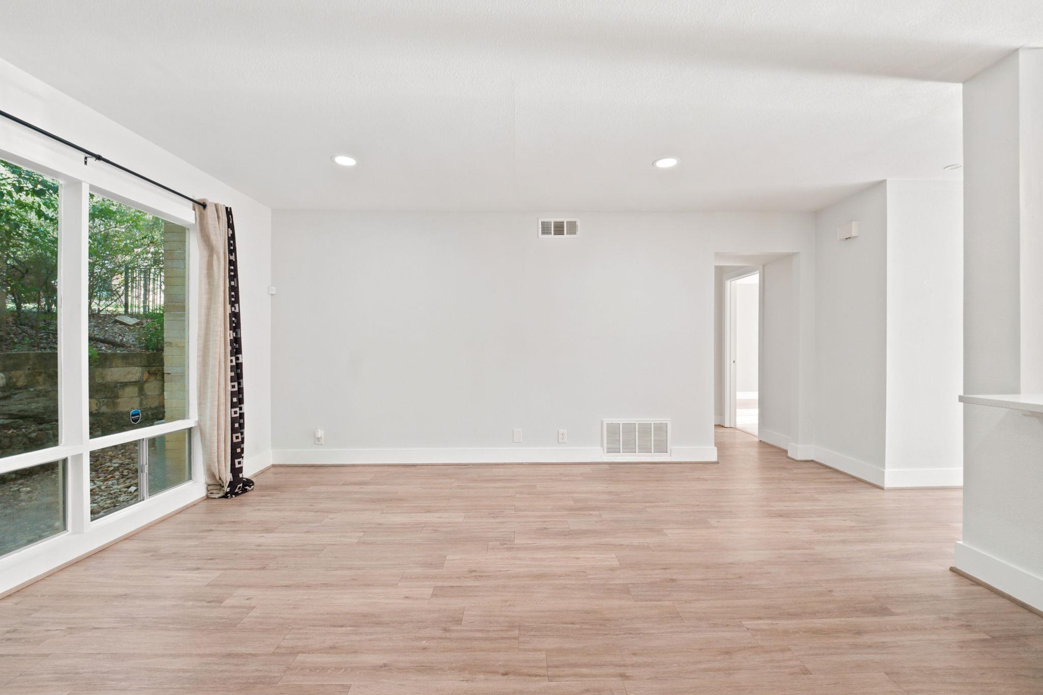 5332 Balcones Dr #b Property Photo 8