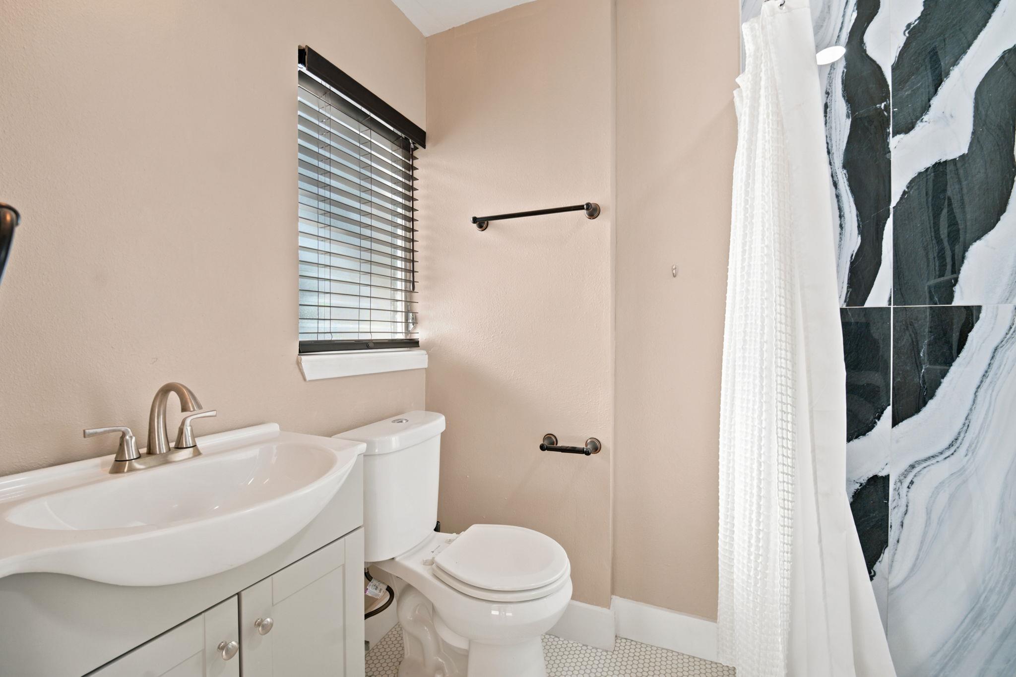 5332 Balcones Dr #b Property Photo 11