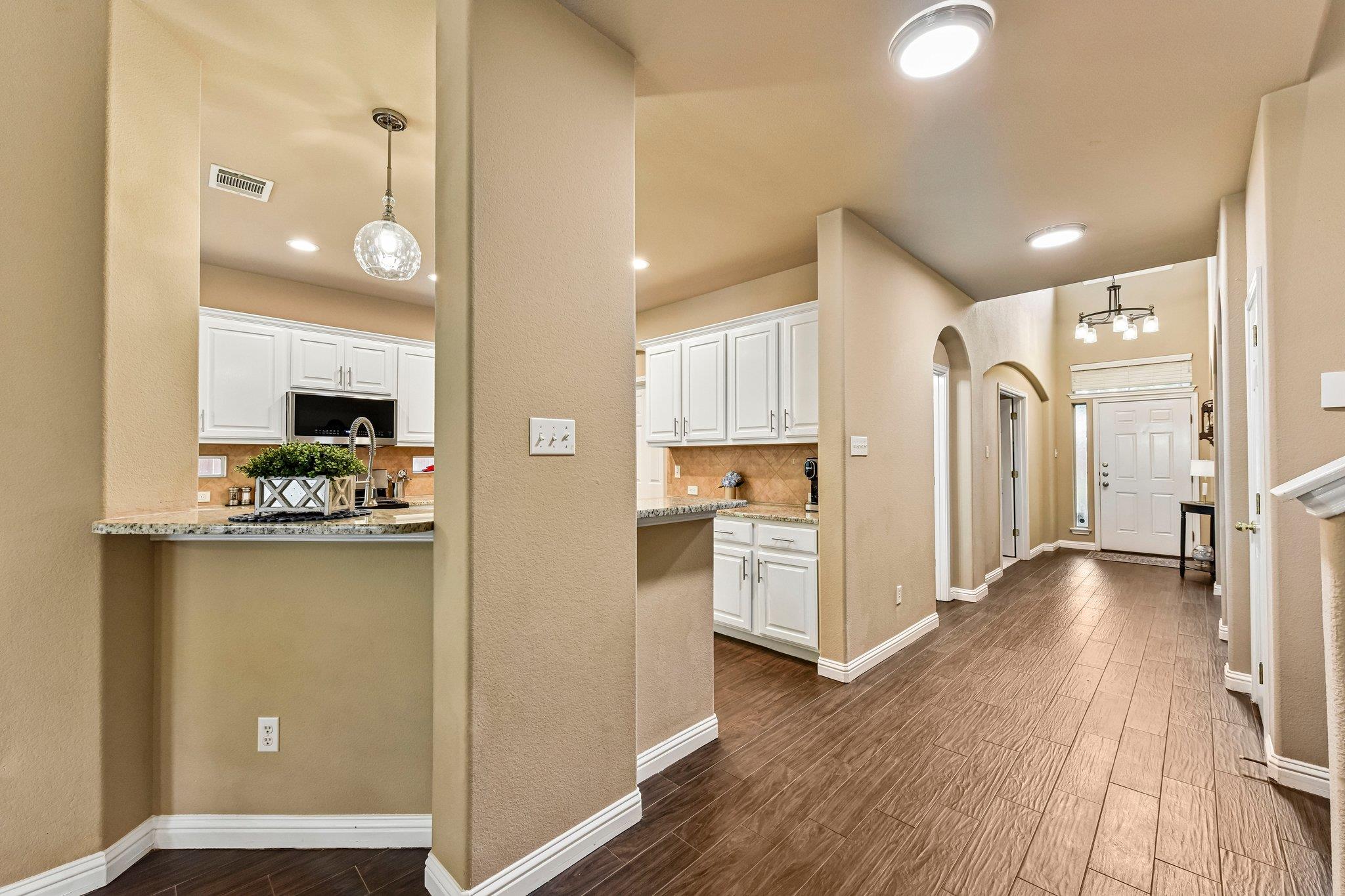 10216 Anahuac Trl Property Photo 4