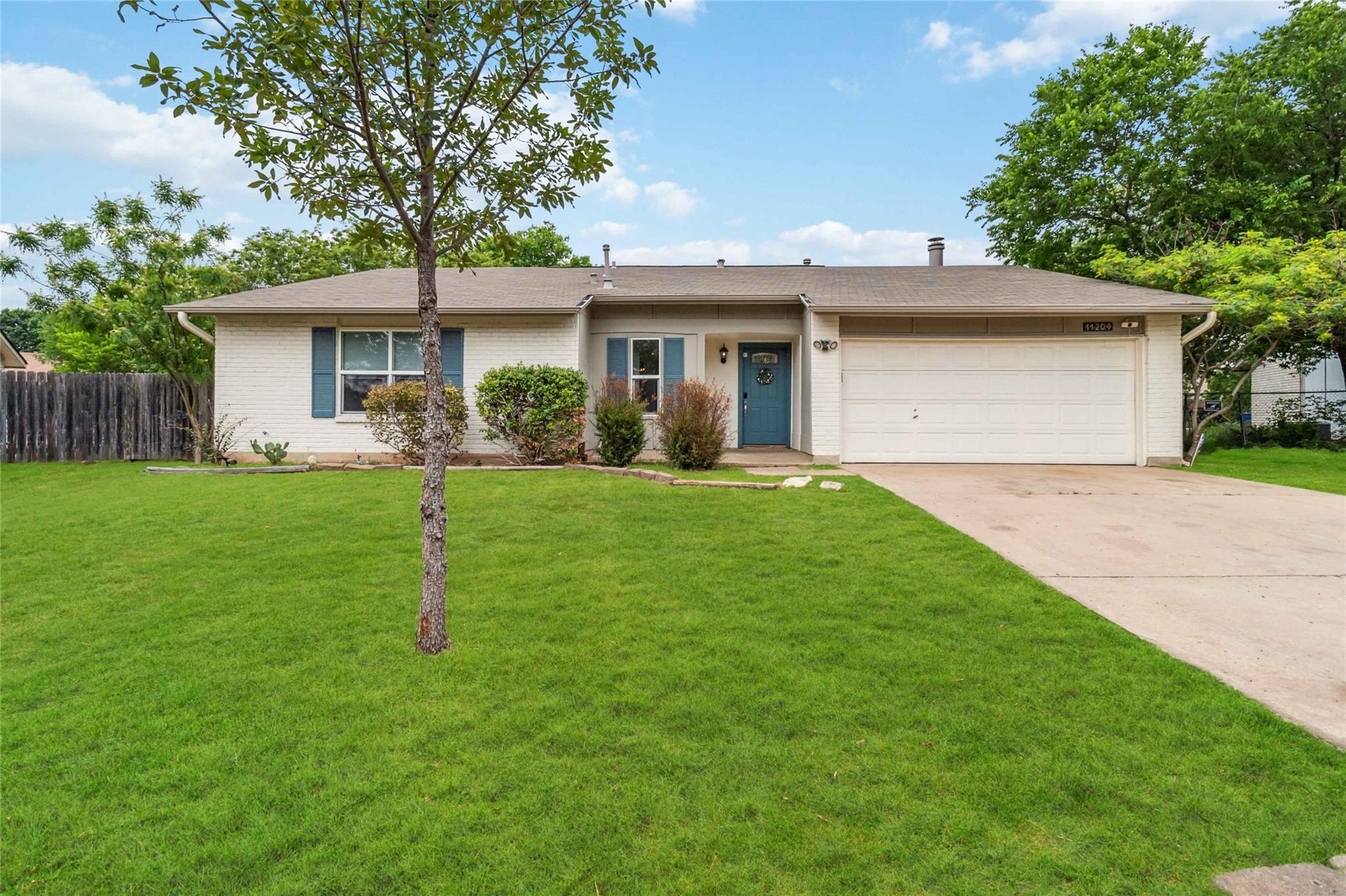 11204 Applewood Dr Property Photo 1