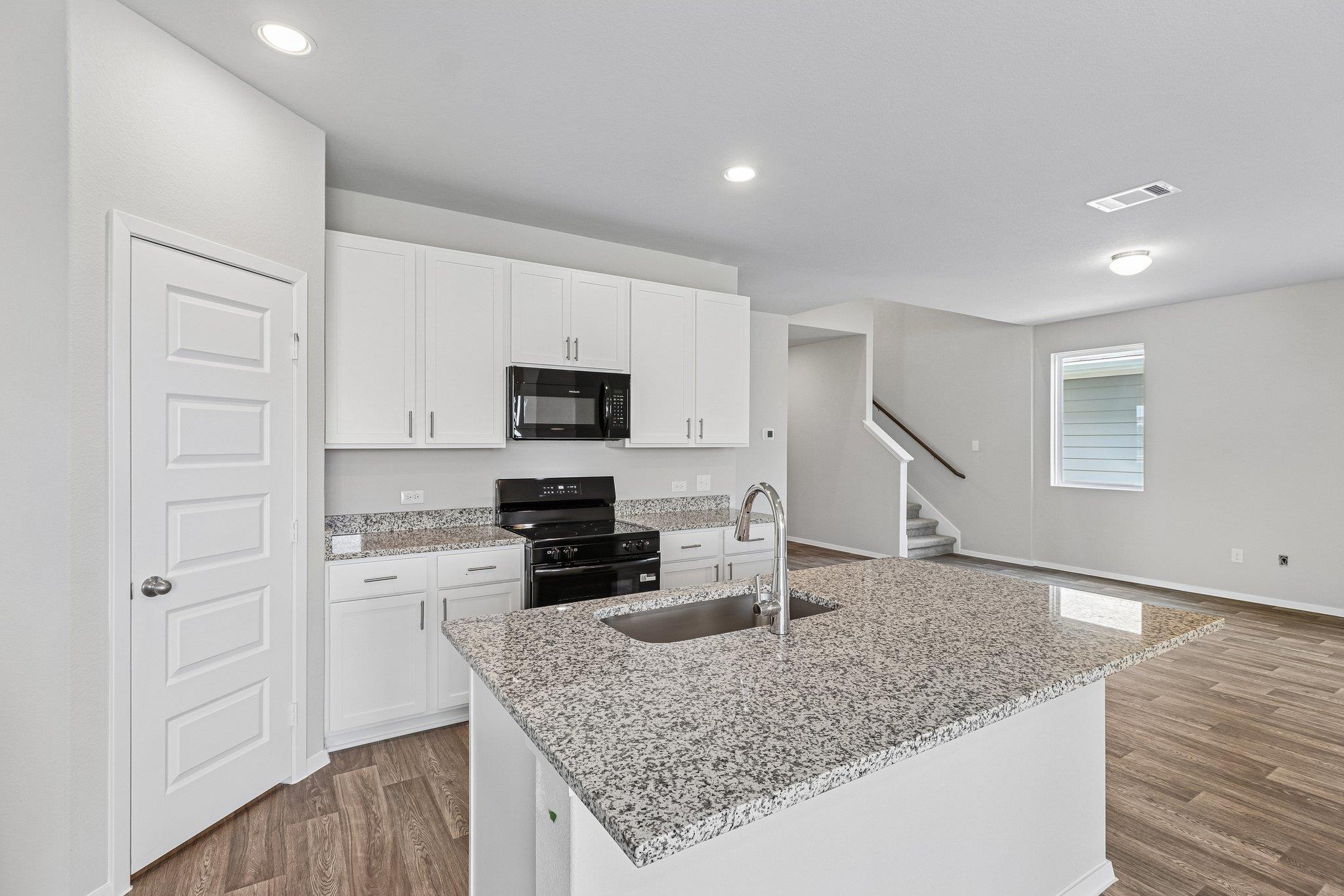 370 Golden Paint Trl Property Photo 3