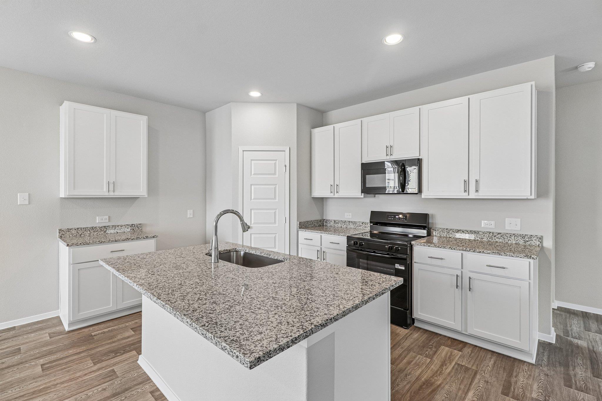 370 Golden Paint Trl Property Photo 4