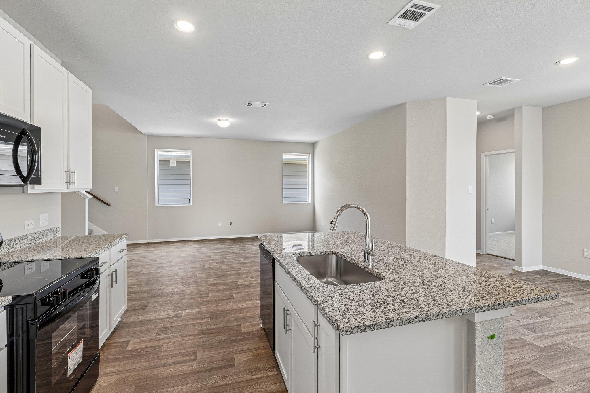 370 Golden Paint Trl Property Photo 5