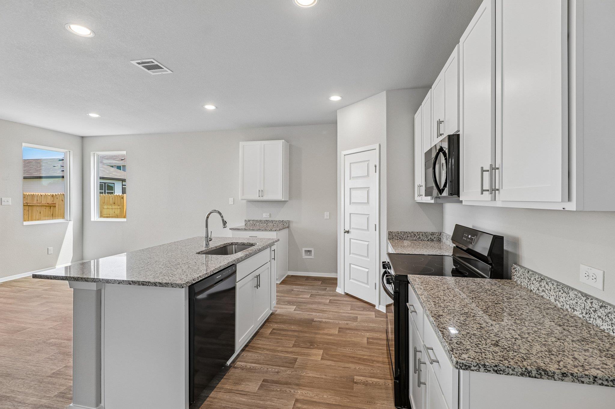 370 Golden Paint Trl Property Photo 6