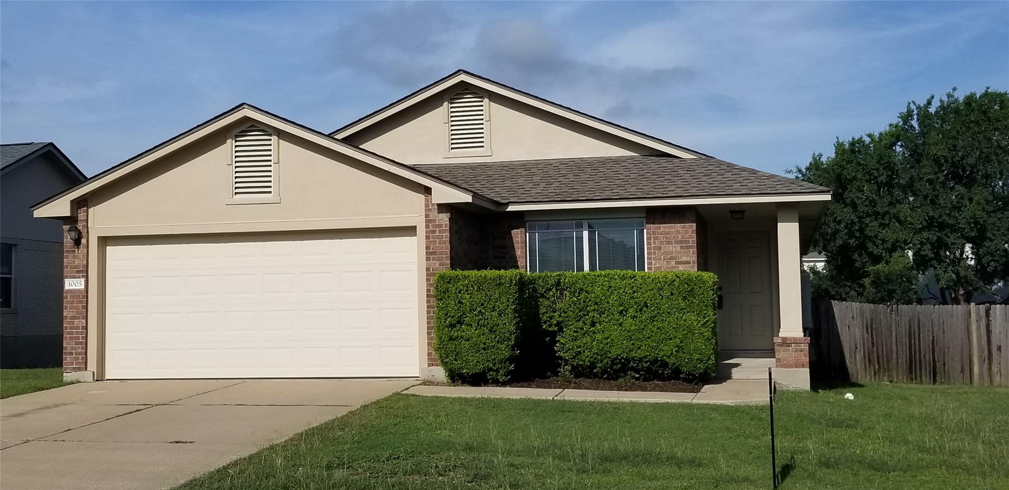 1005 Burgess Dr Property Photo 1