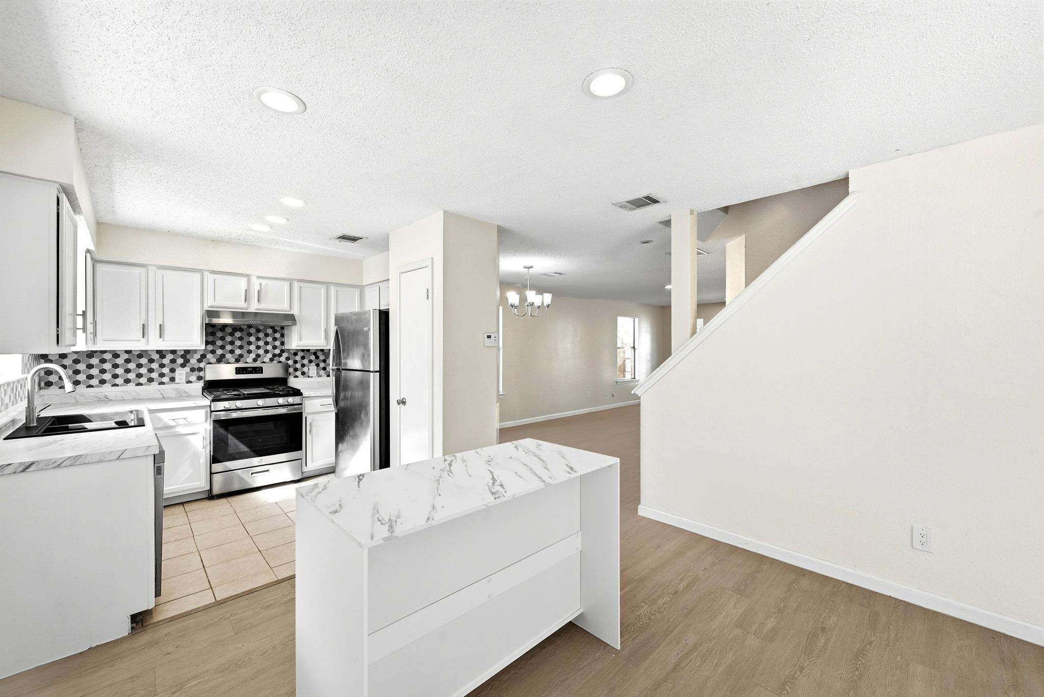 13903 Lothian Dr Property Photo 1