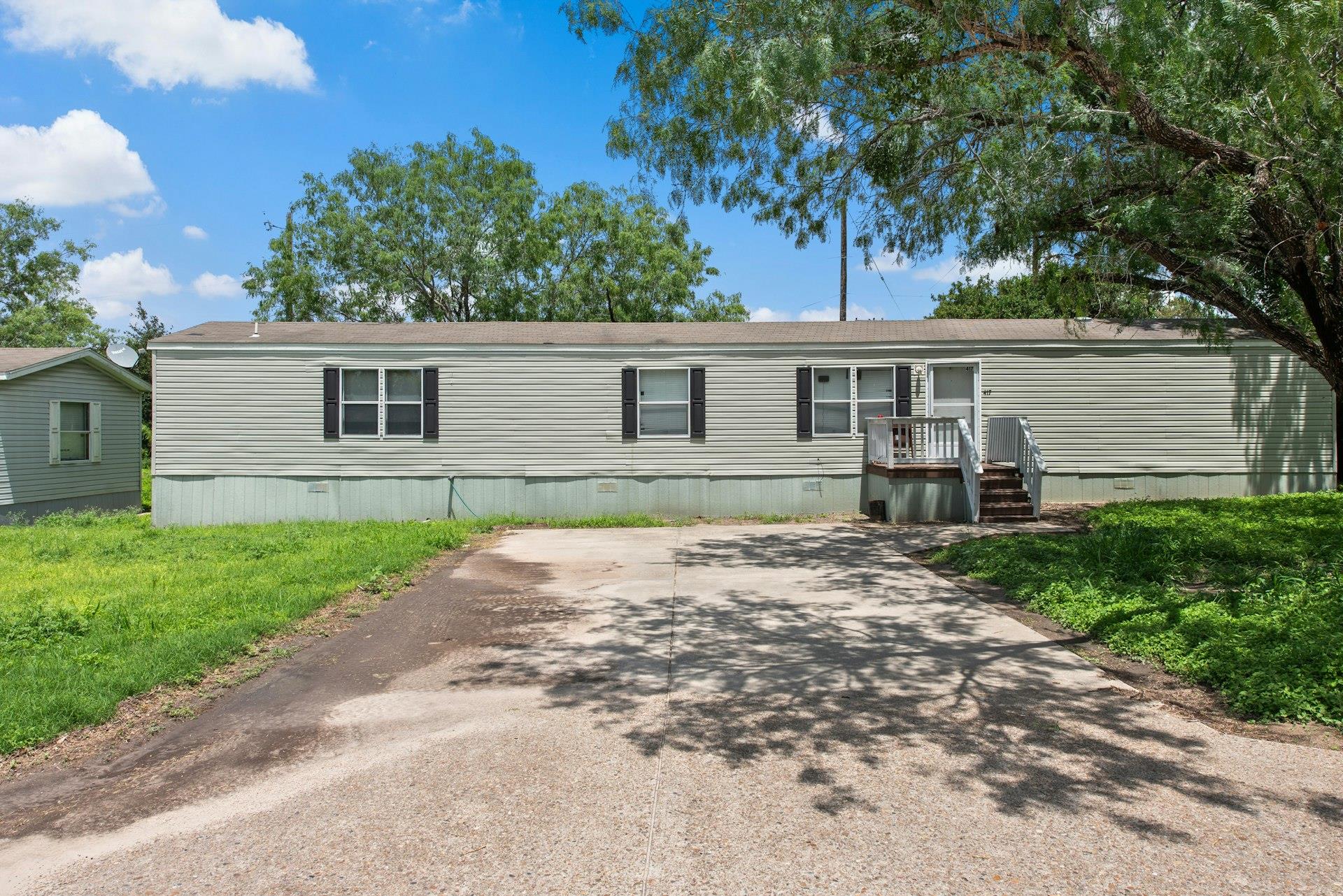 417 Houston St E Property Photo 5