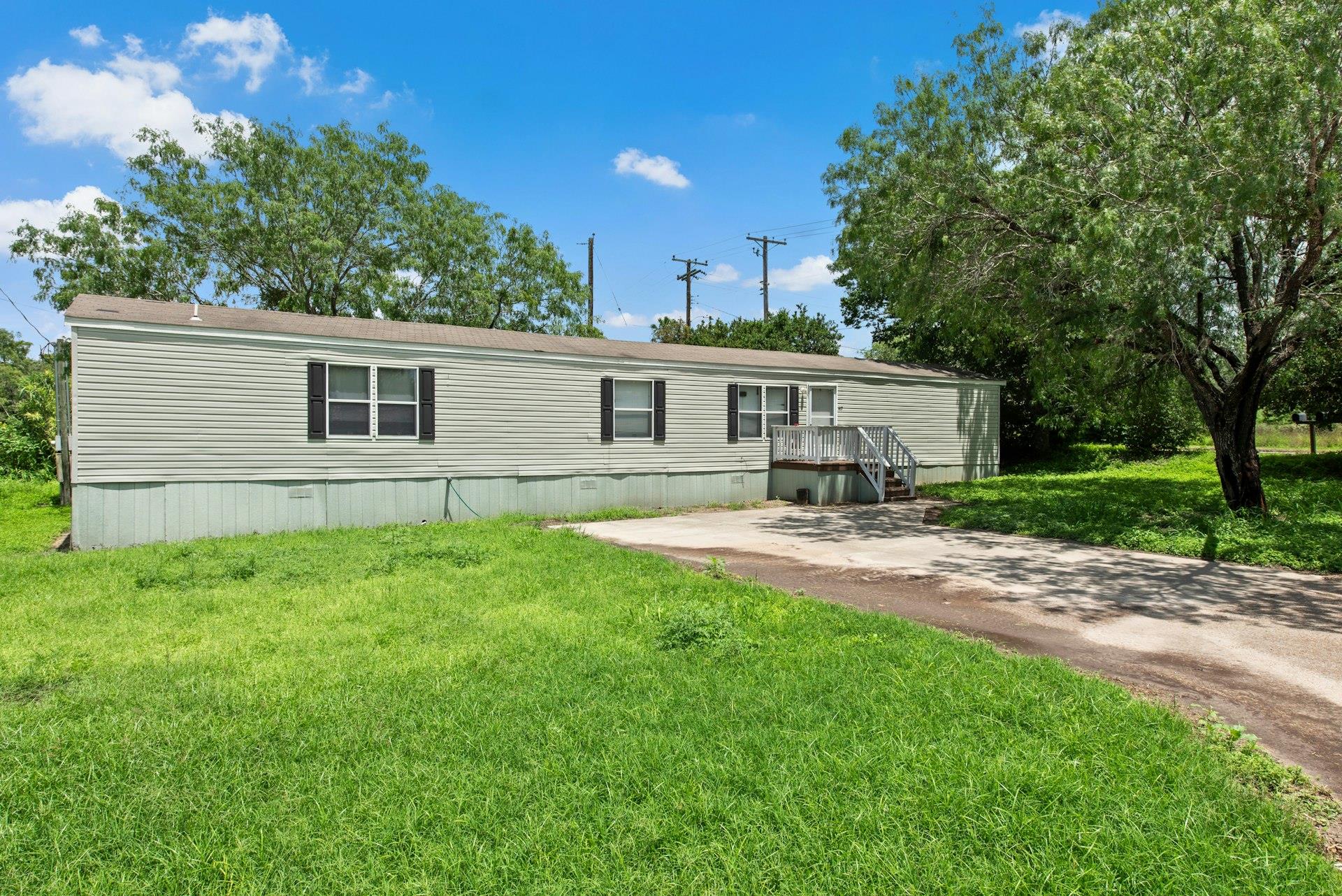 417 Houston St E Property Photo 6