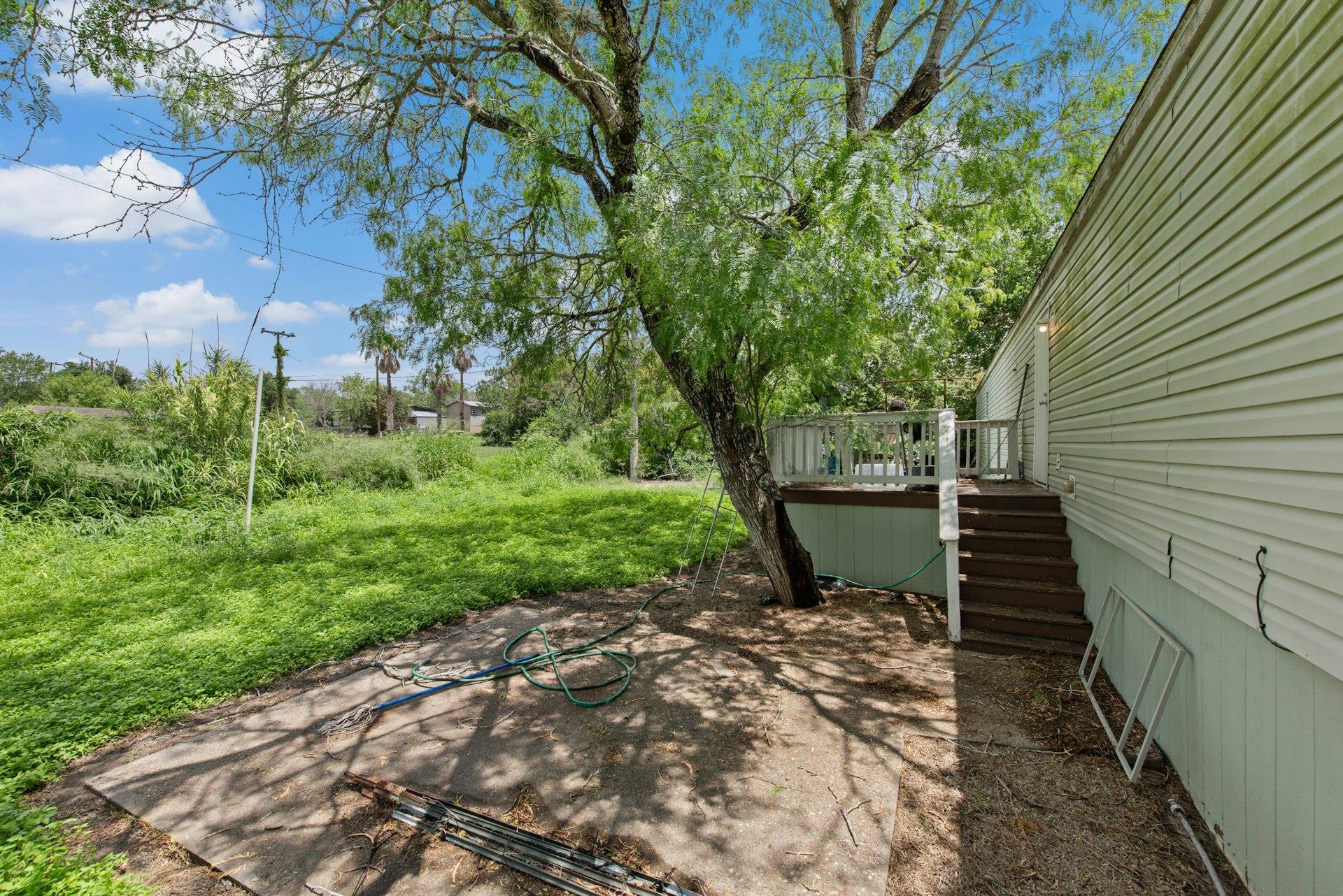 417 Houston St E Property Photo 7