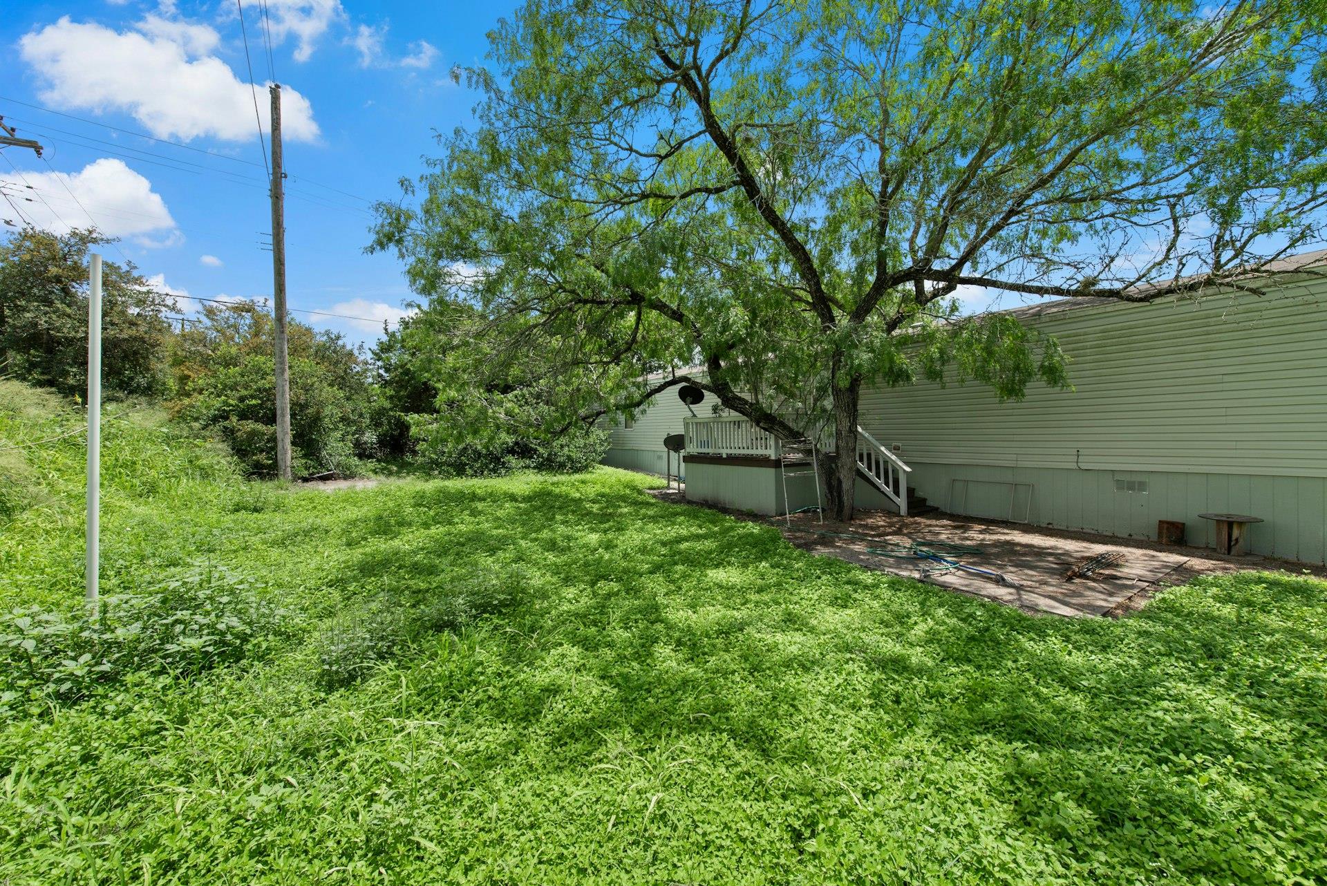 417 Houston St E Property Photo 8