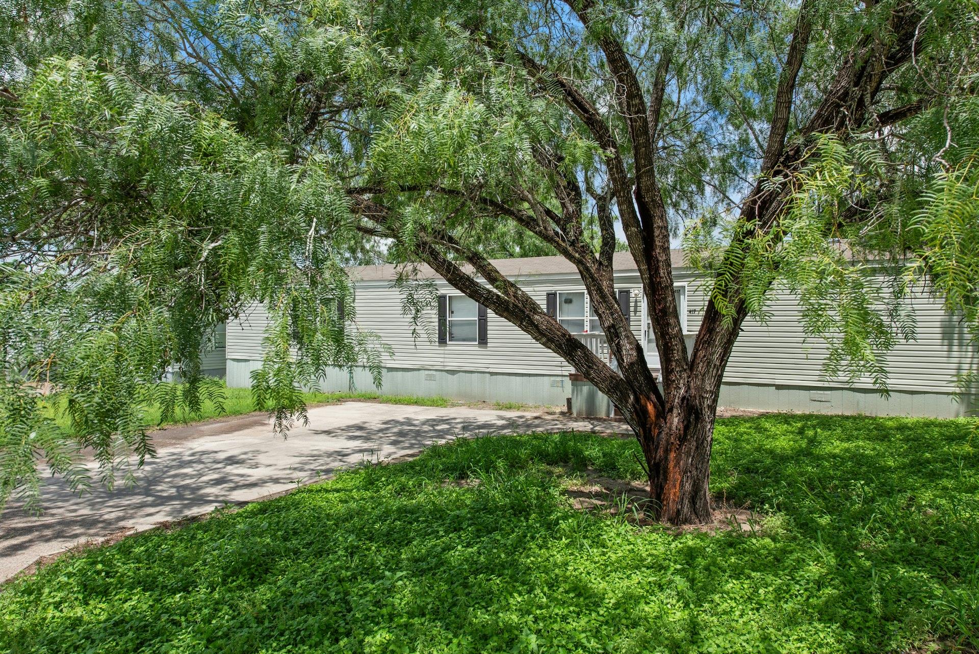 417 Houston St E Property Photo 9