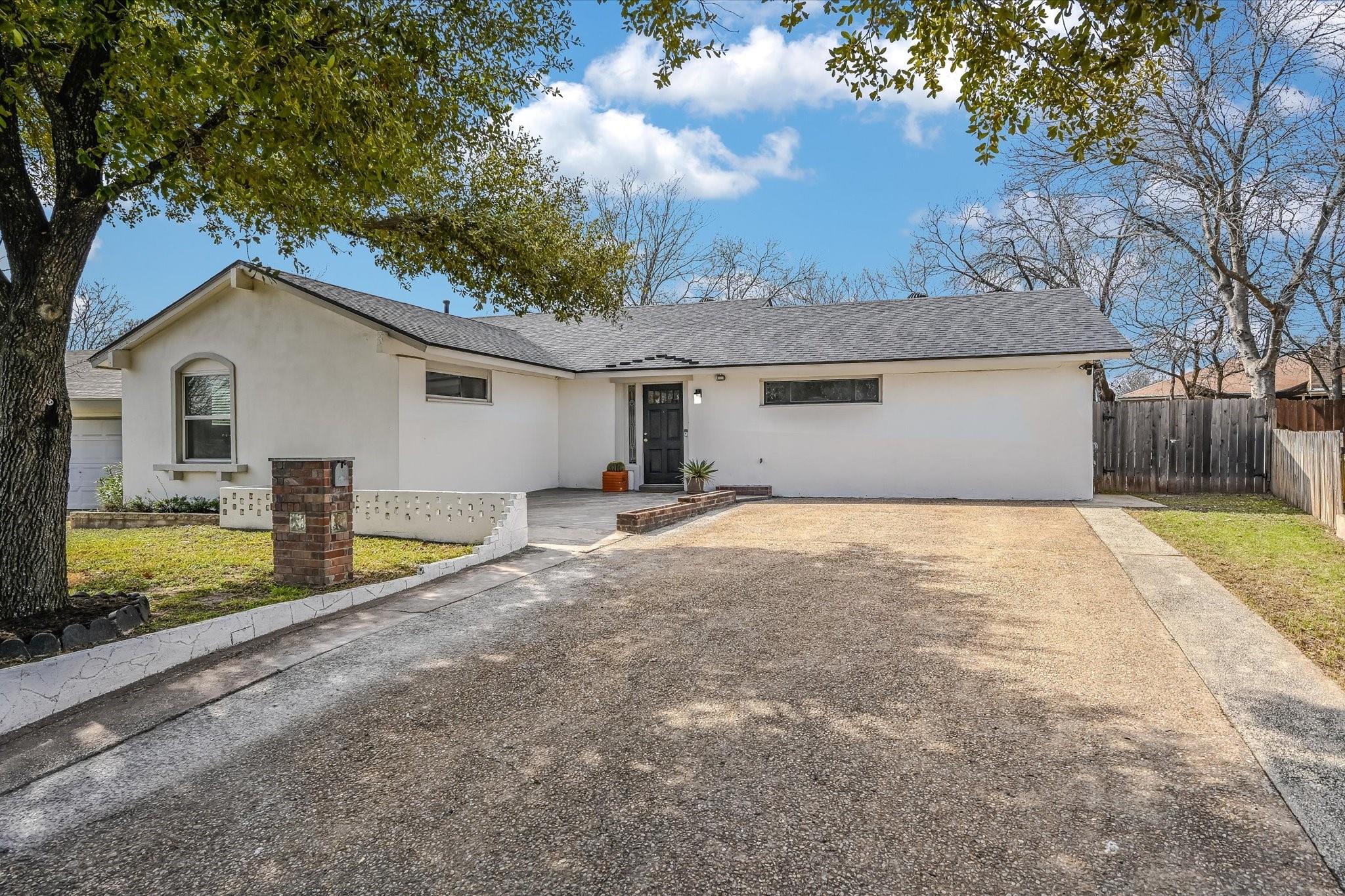 10104 Oak Hollow Cir Property Photo 1