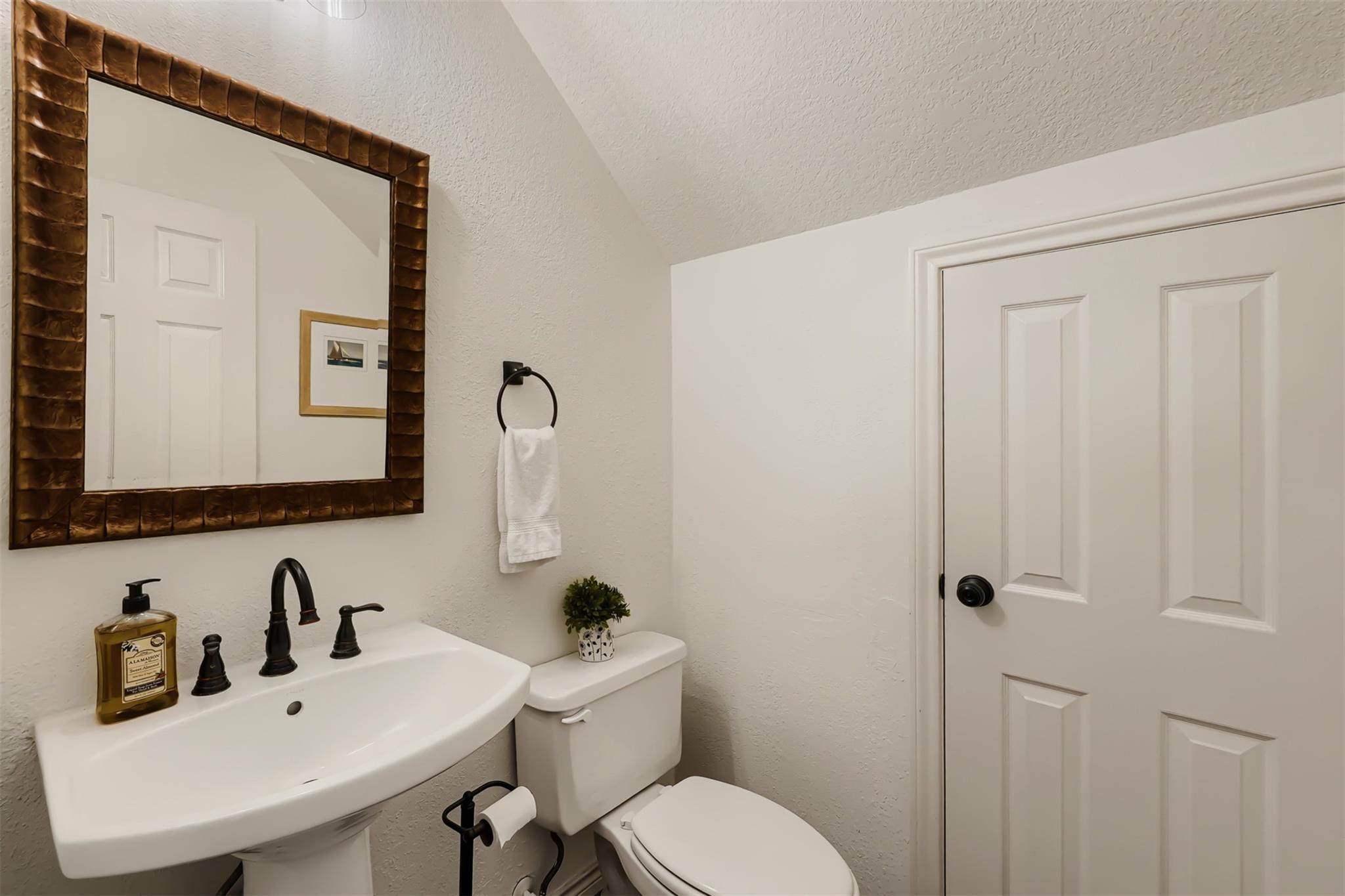 1918 Lakeway Blvd Property Photo 5
