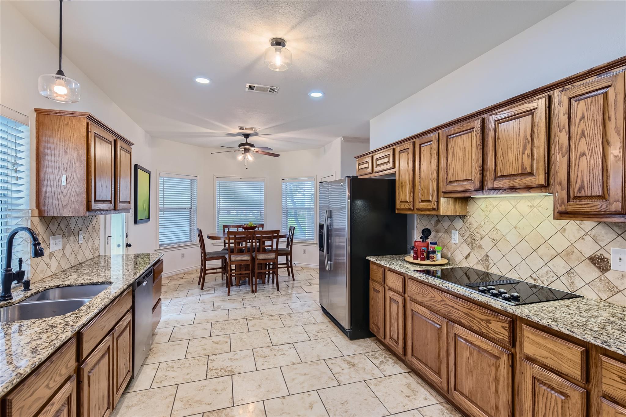 1918 Lakeway Blvd Property Photo 7