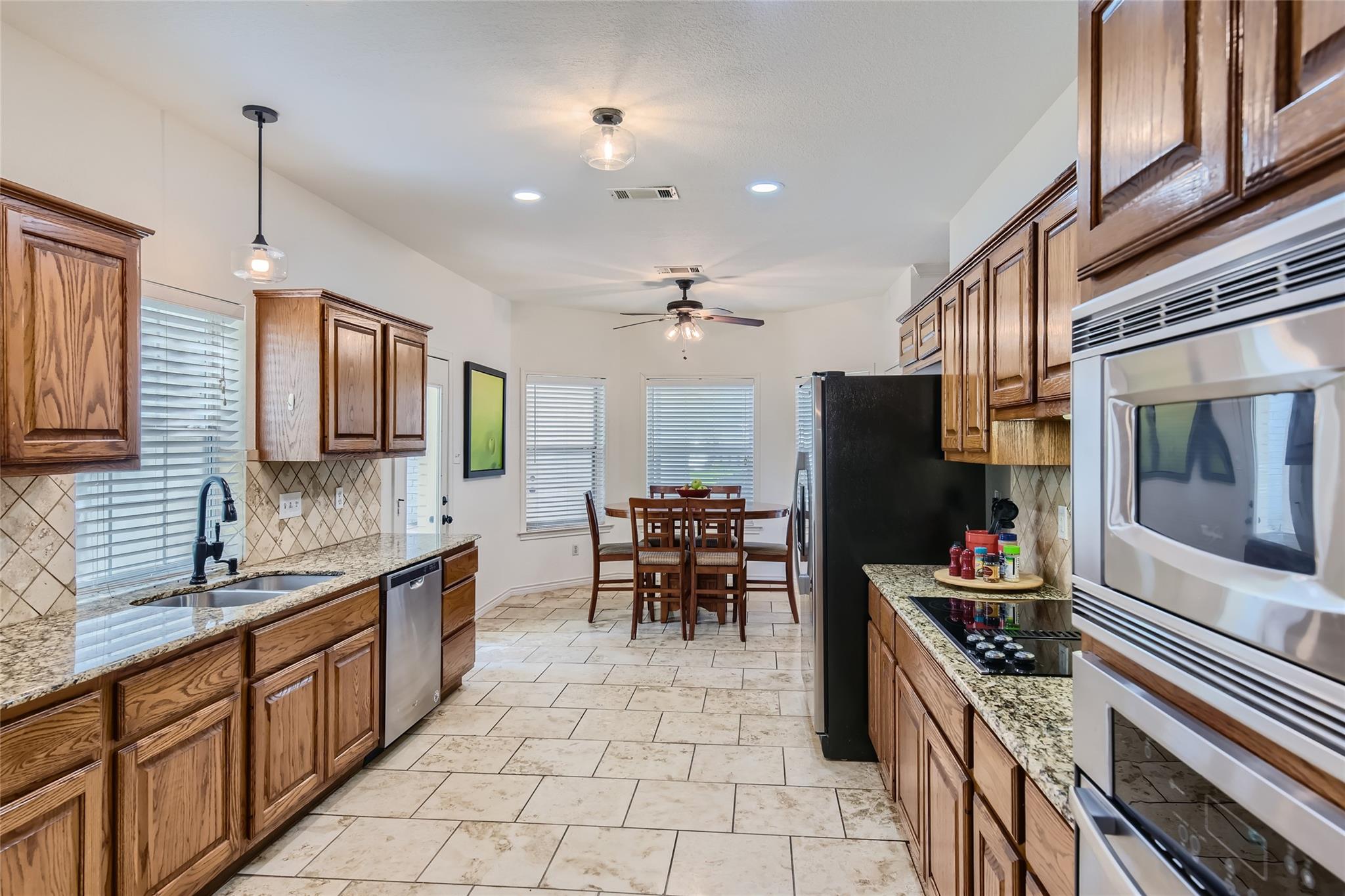 1918 Lakeway Blvd Property Photo 8