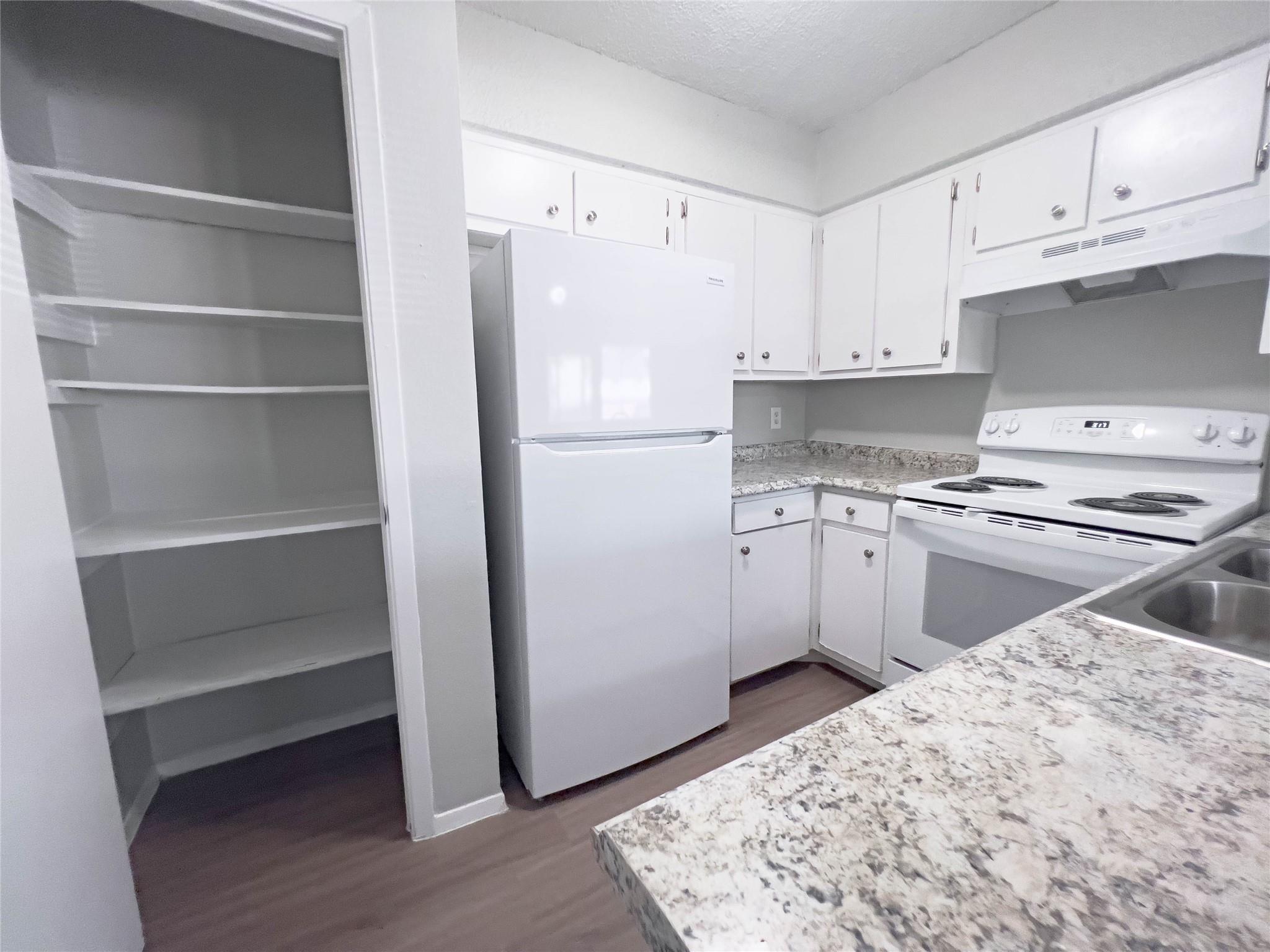 8907 Parkfield Dr #101 Property Photo 3