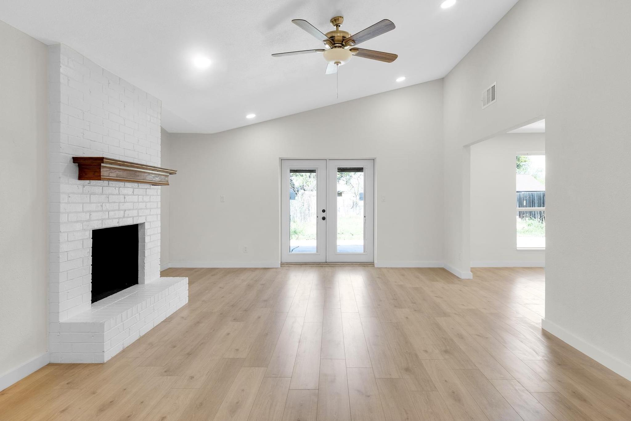 1005 Bowie St Property Photo 1