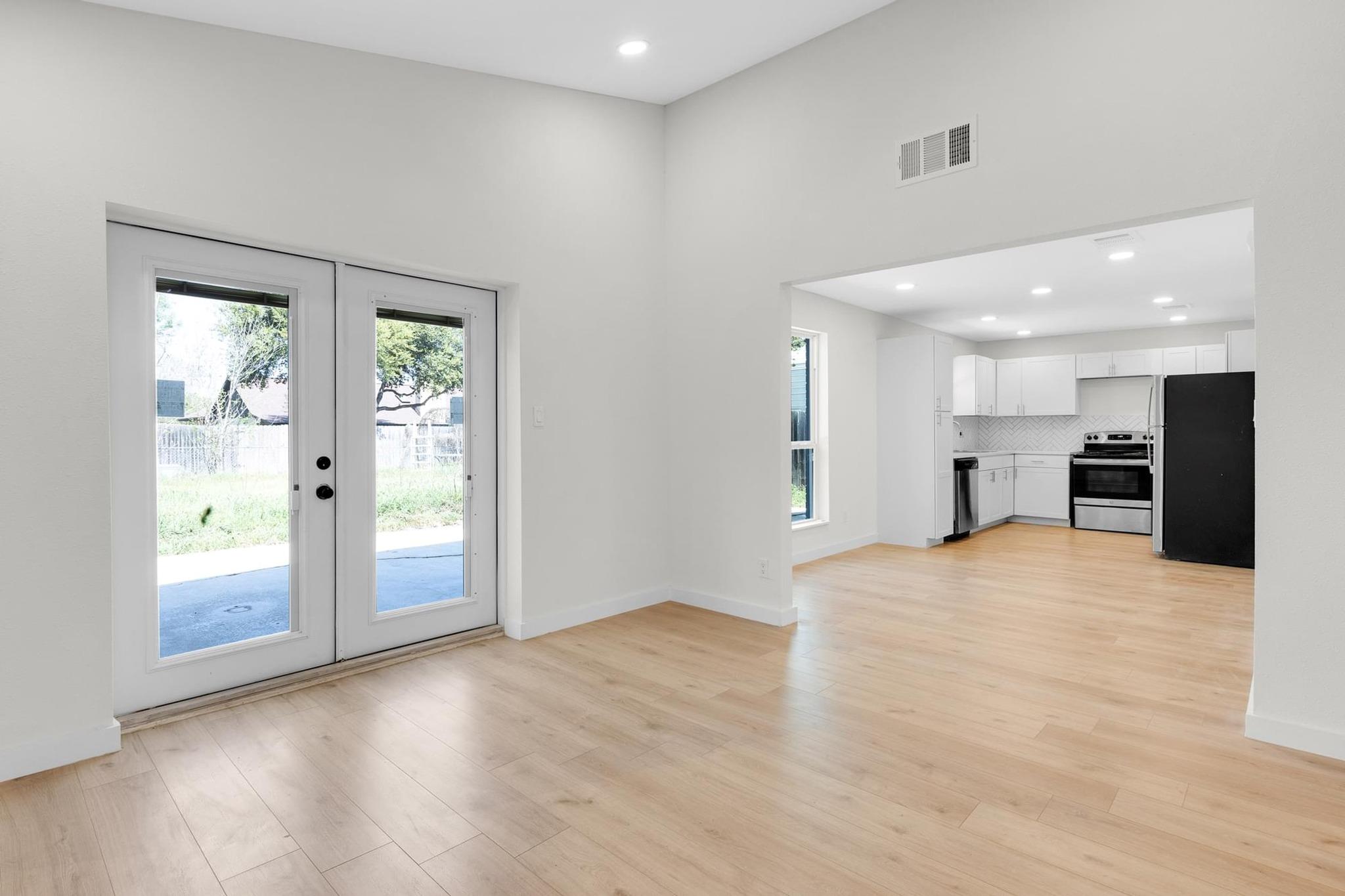 1005 Bowie St Property Photo 3