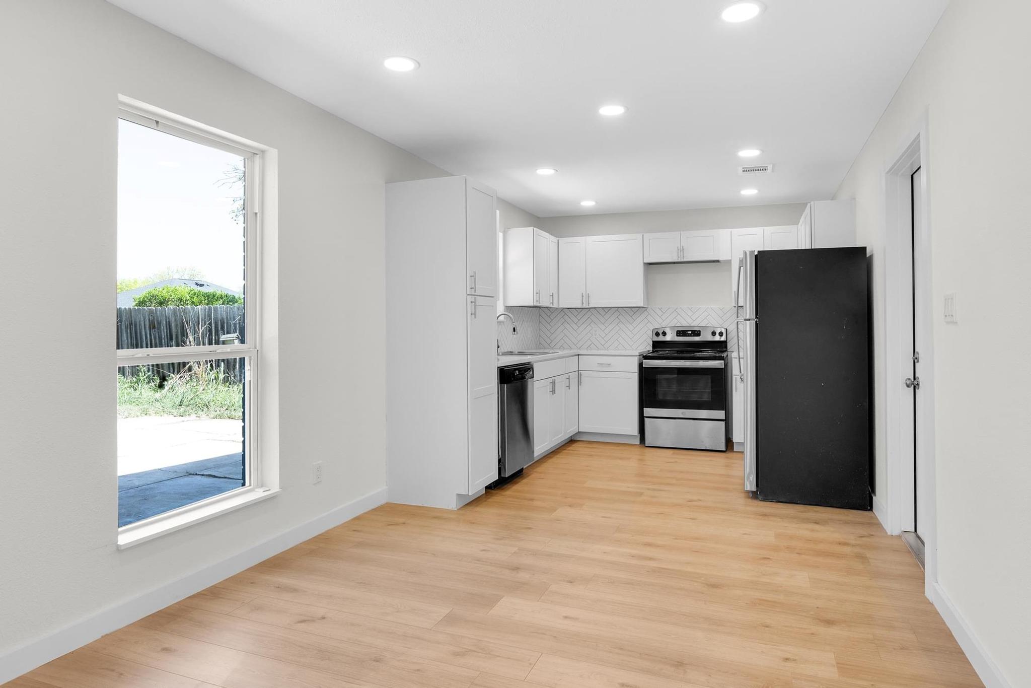 1005 Bowie St Property Photo 4