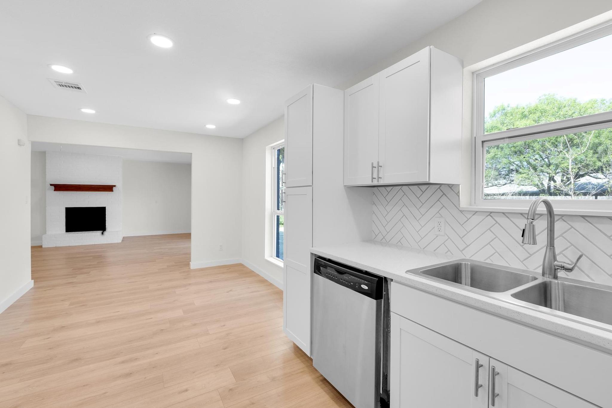 1005 Bowie St Property Photo 6