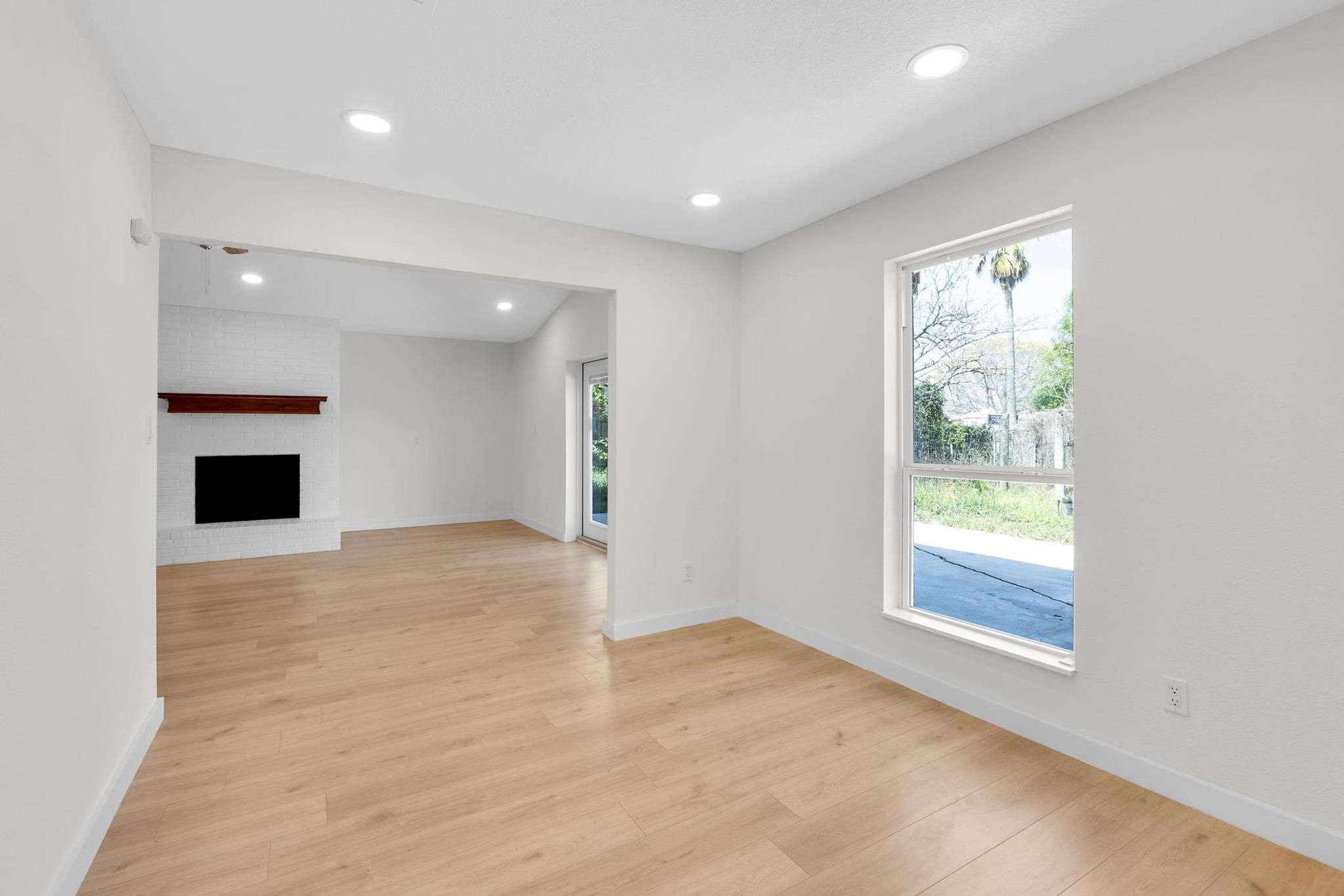 1005 Bowie St Property Photo 7