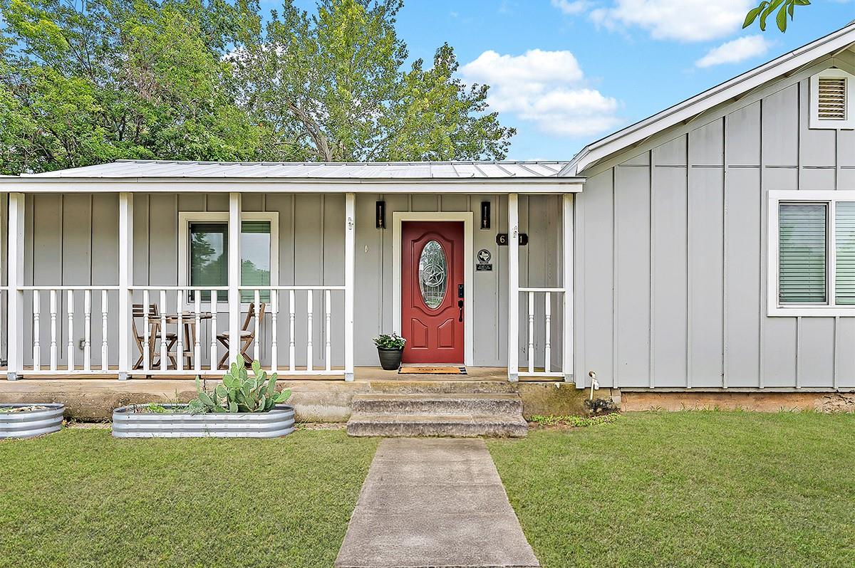 601 W Cypress Property Photo 1