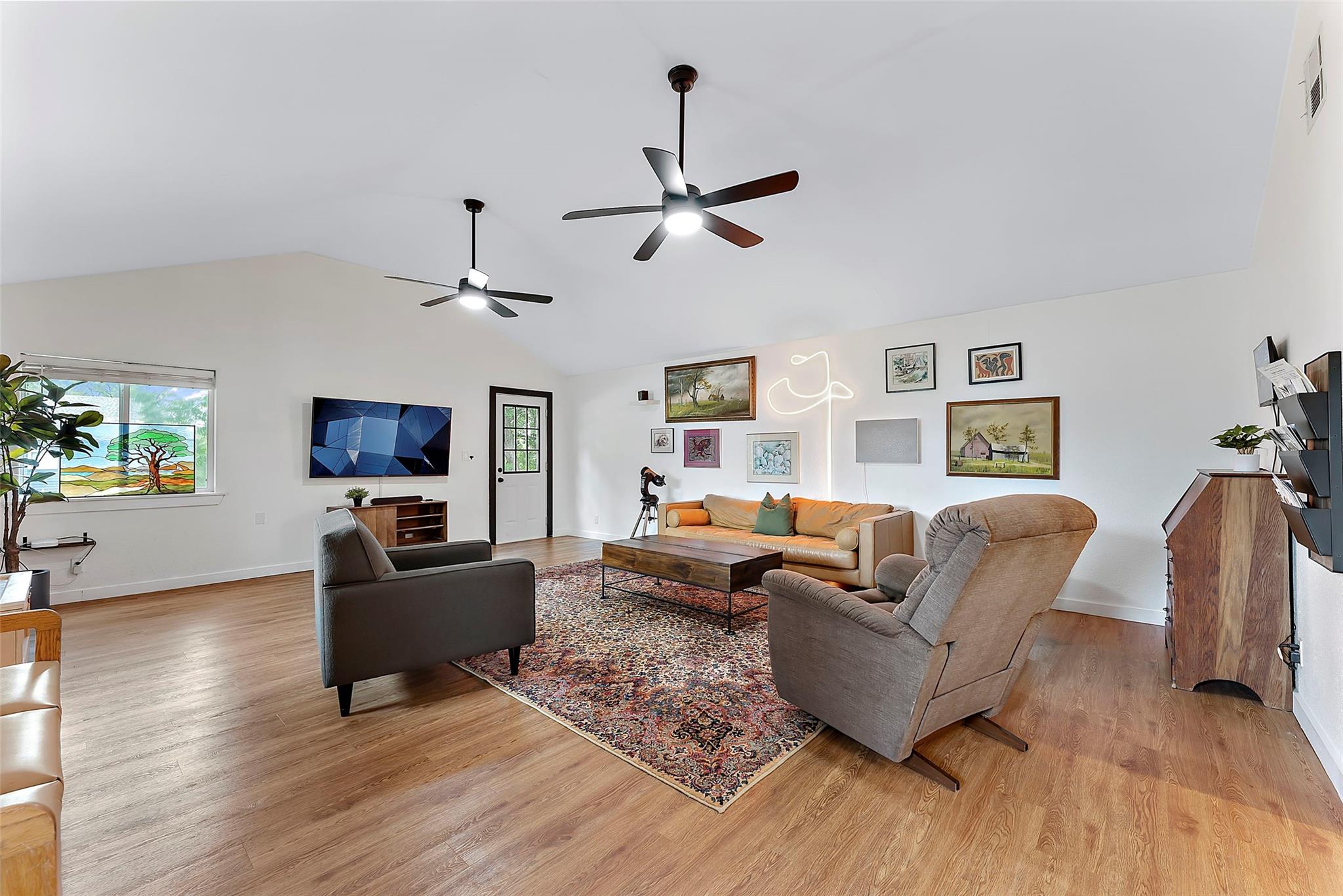 601 W Cypress Property Photo 2