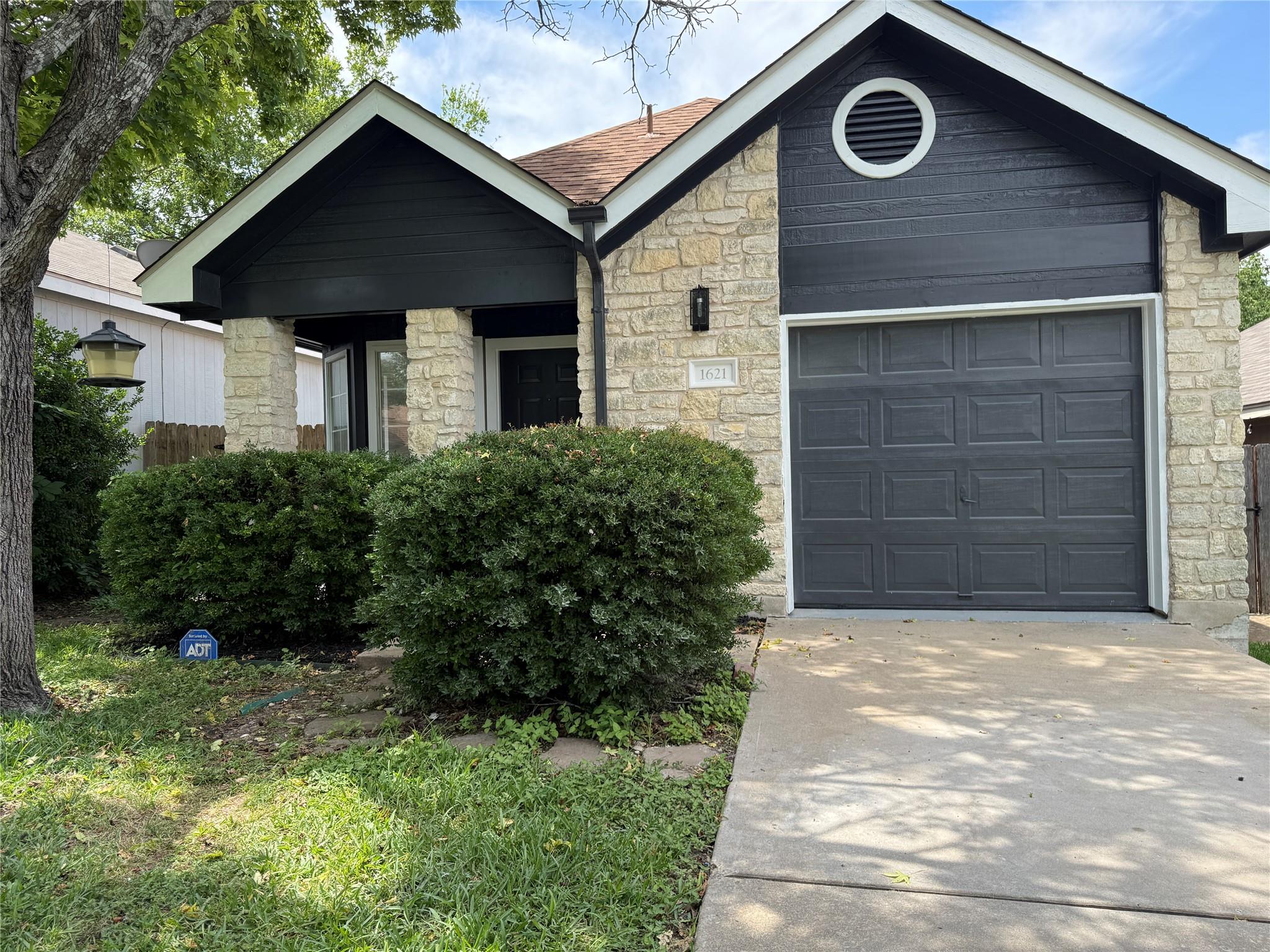 1621 Parkfield Cir Property Photo 1