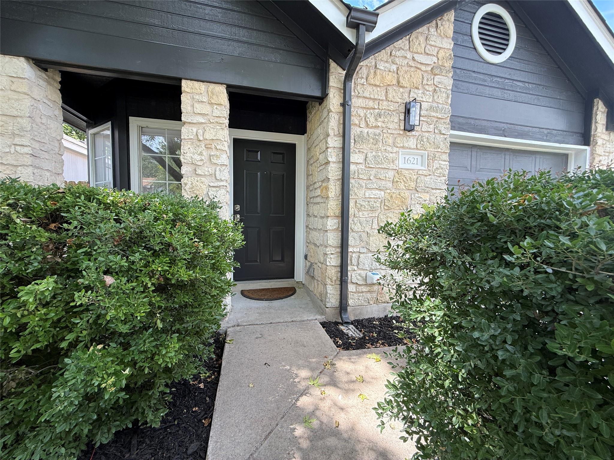 1621 Parkfield Cir Property Photo 2