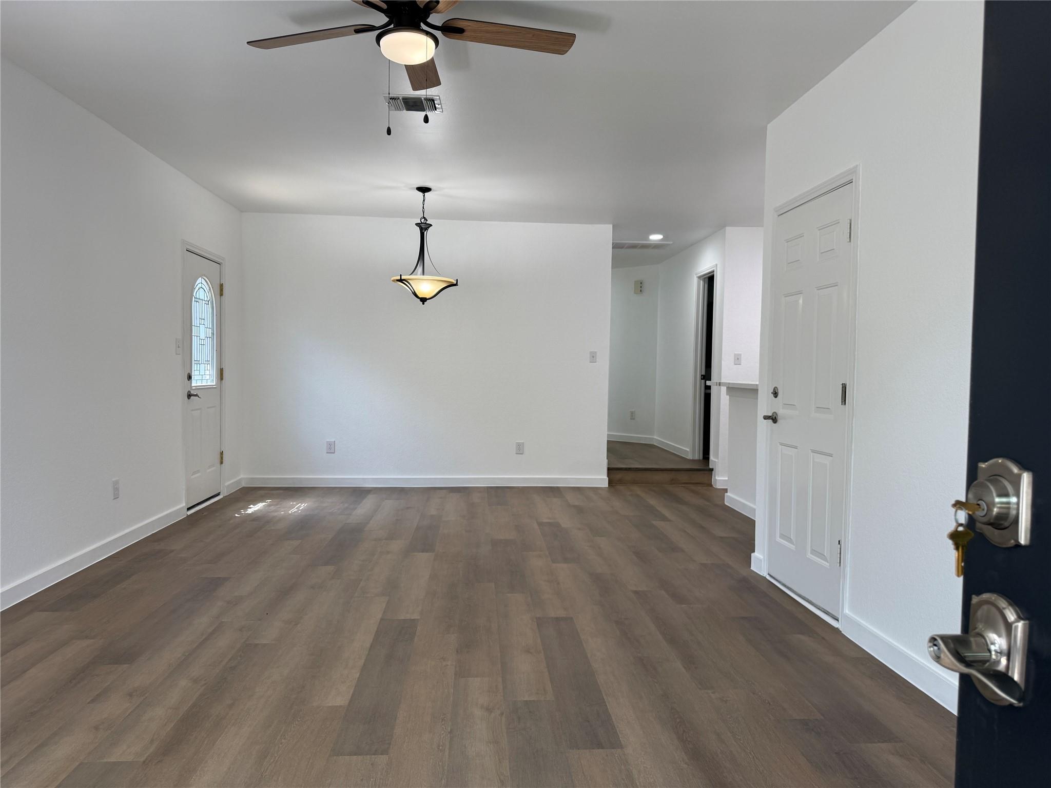 1621 Parkfield Cir Property Photo 3