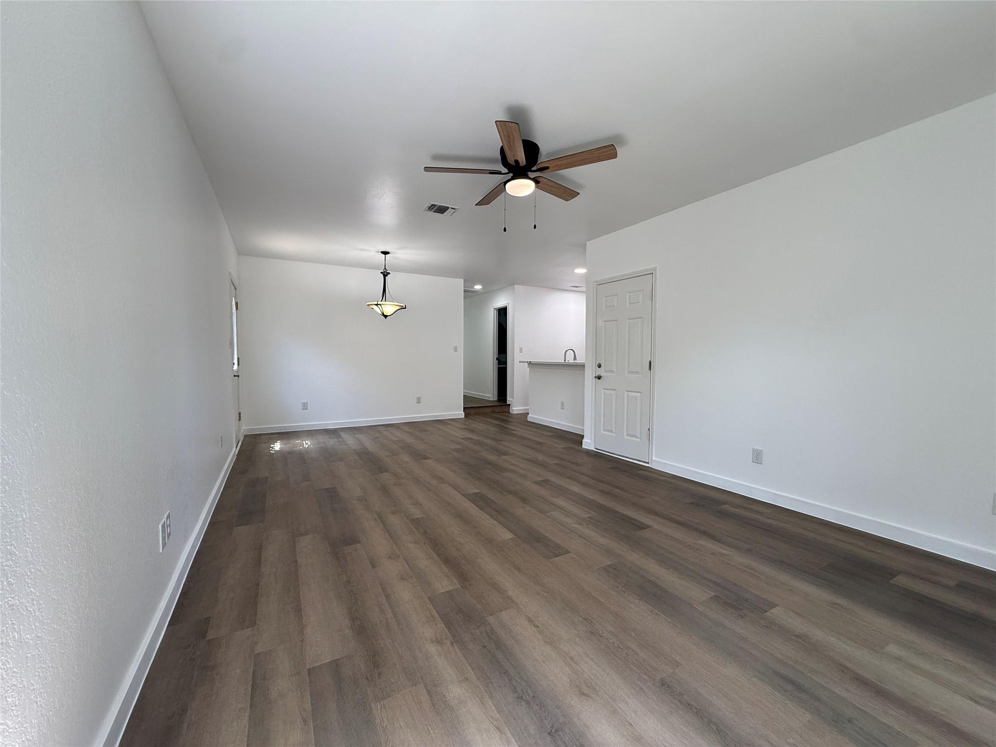 1621 Parkfield Cir Property Photo 4