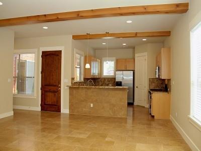 304 Zennia St Property Photo 4